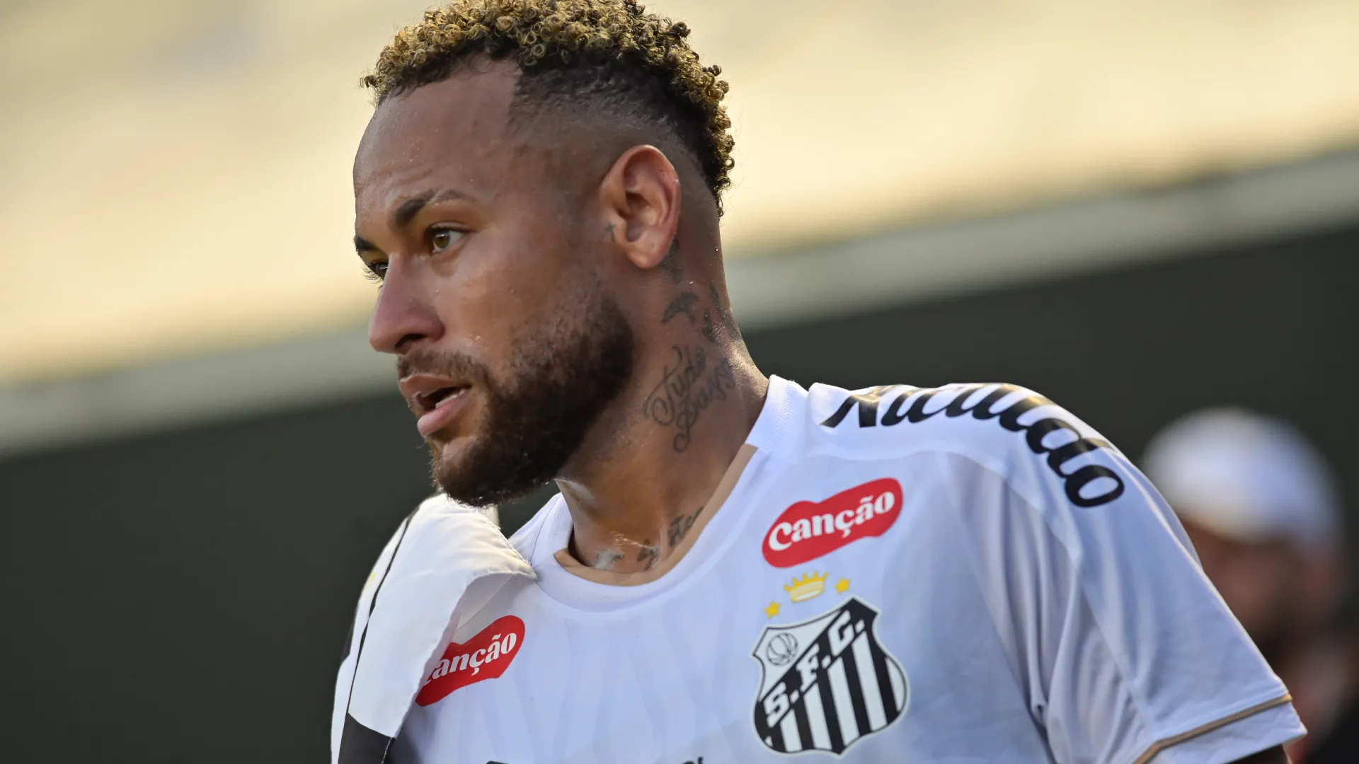 Neymar atuando pelo Santos na Vila Belmiro – Foto: Jota Erre/AGIF