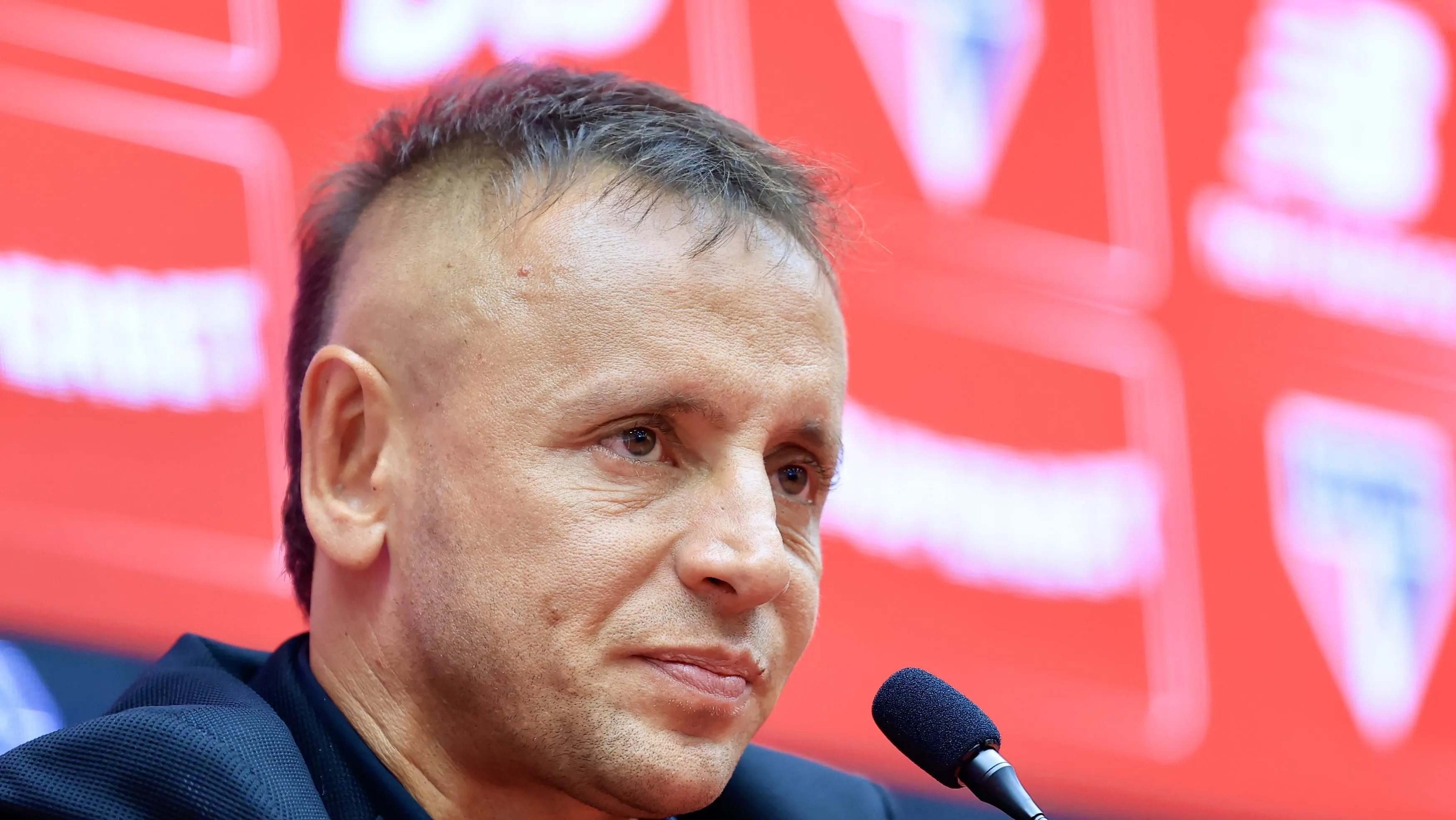 Foto: Marcello Zambrana/AGIF – Rafinha, gerente do São Paulo, em coletiva de imprensa.