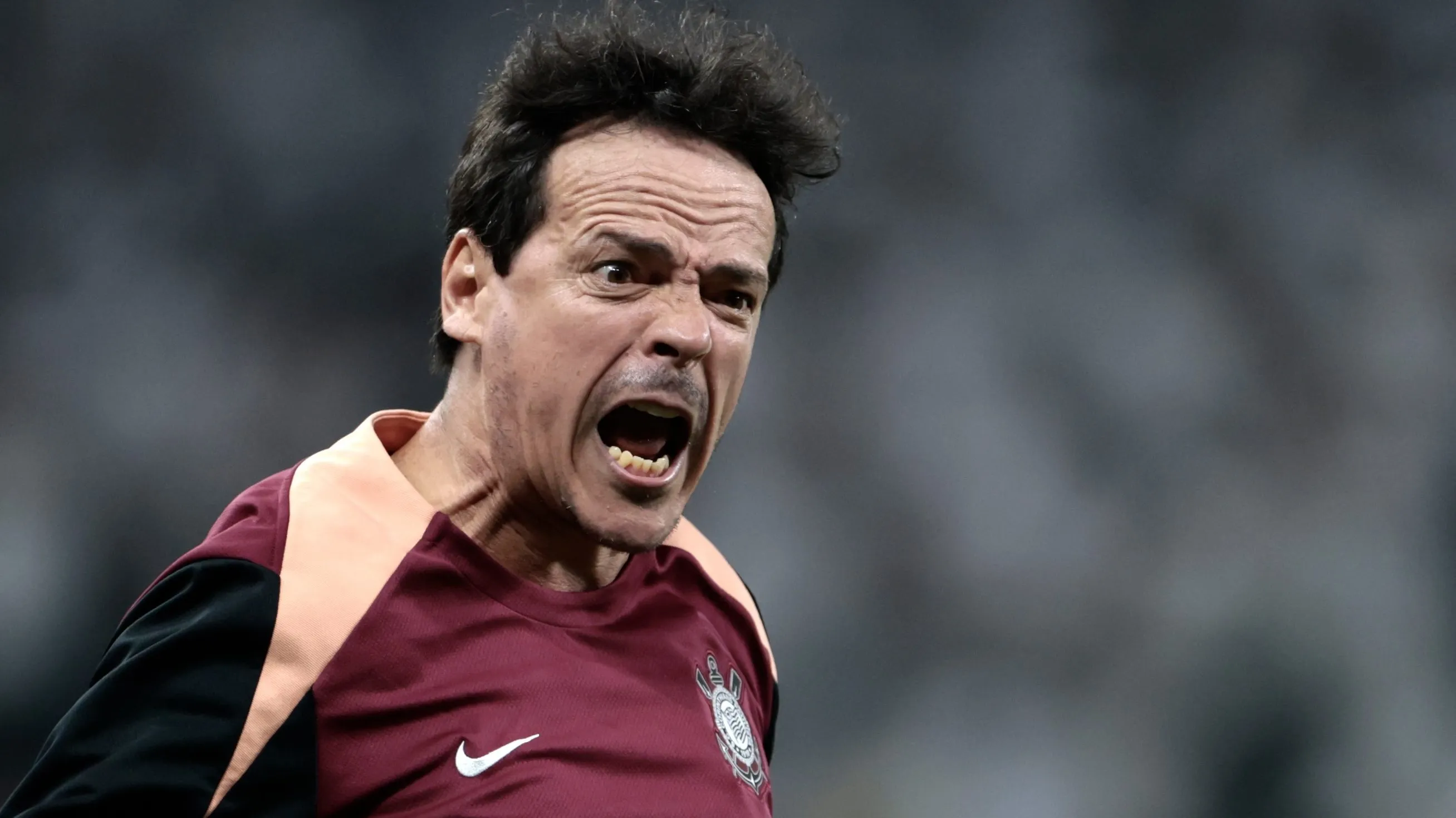 Fernando Diniz precisa resolver questões ofensivas no Corinthians - Foto: Marcello Zambrana/AGIF.