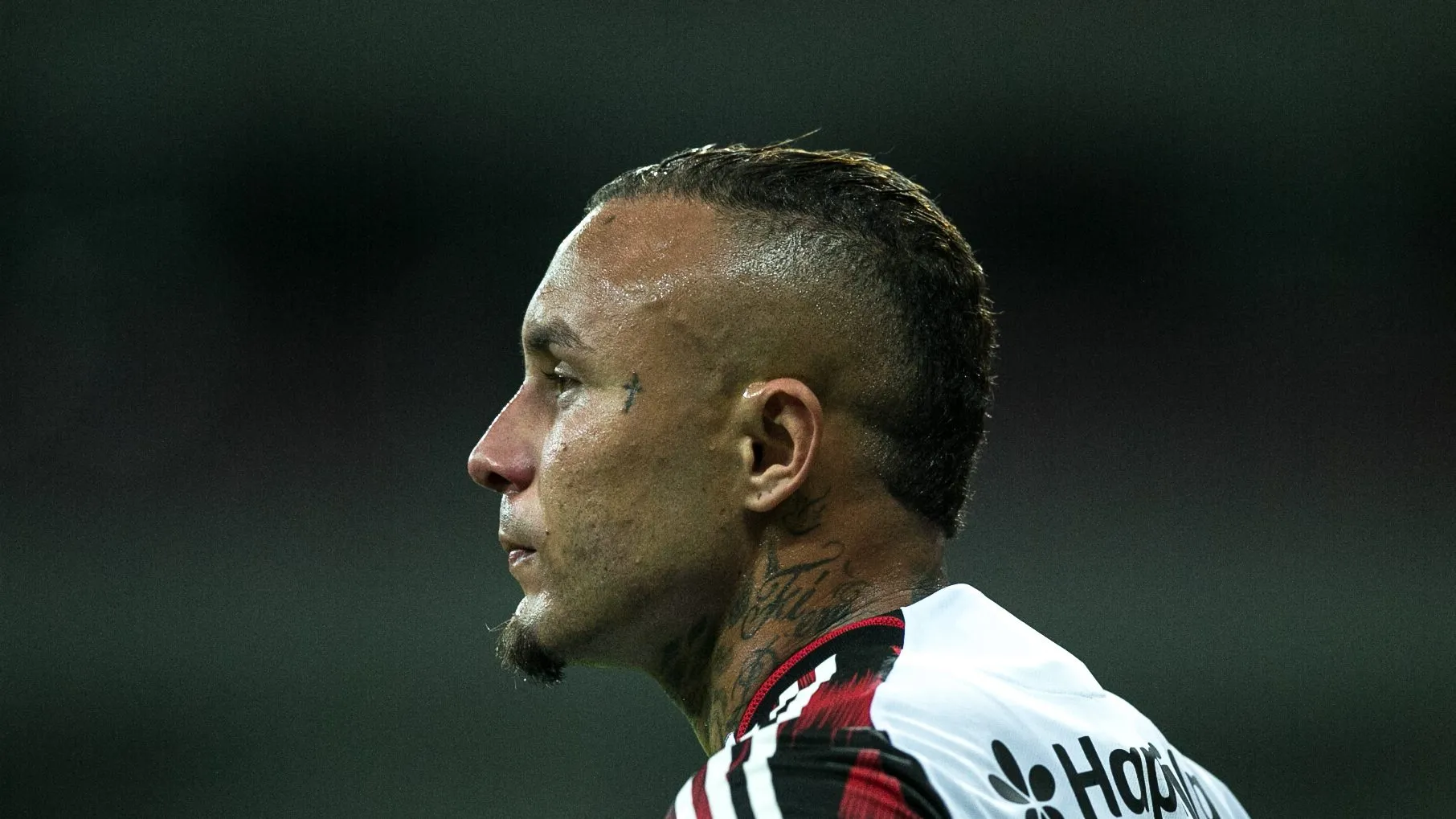 Foto: Marlon Costa/AGIF – Cebolinha em campo durante jogo do Flamengo.