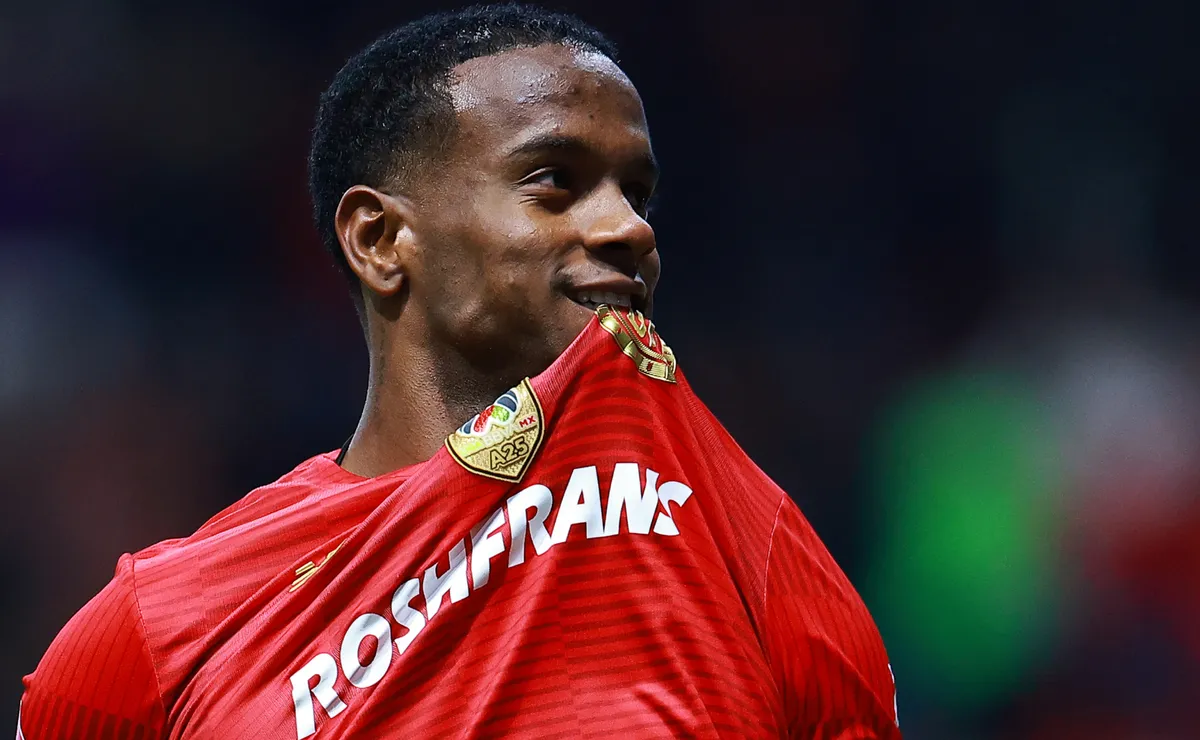 Cobiçado pelo Cruzeiro, Helinho, do Toluca, supera Keny Arroyo em gols nesta temporada