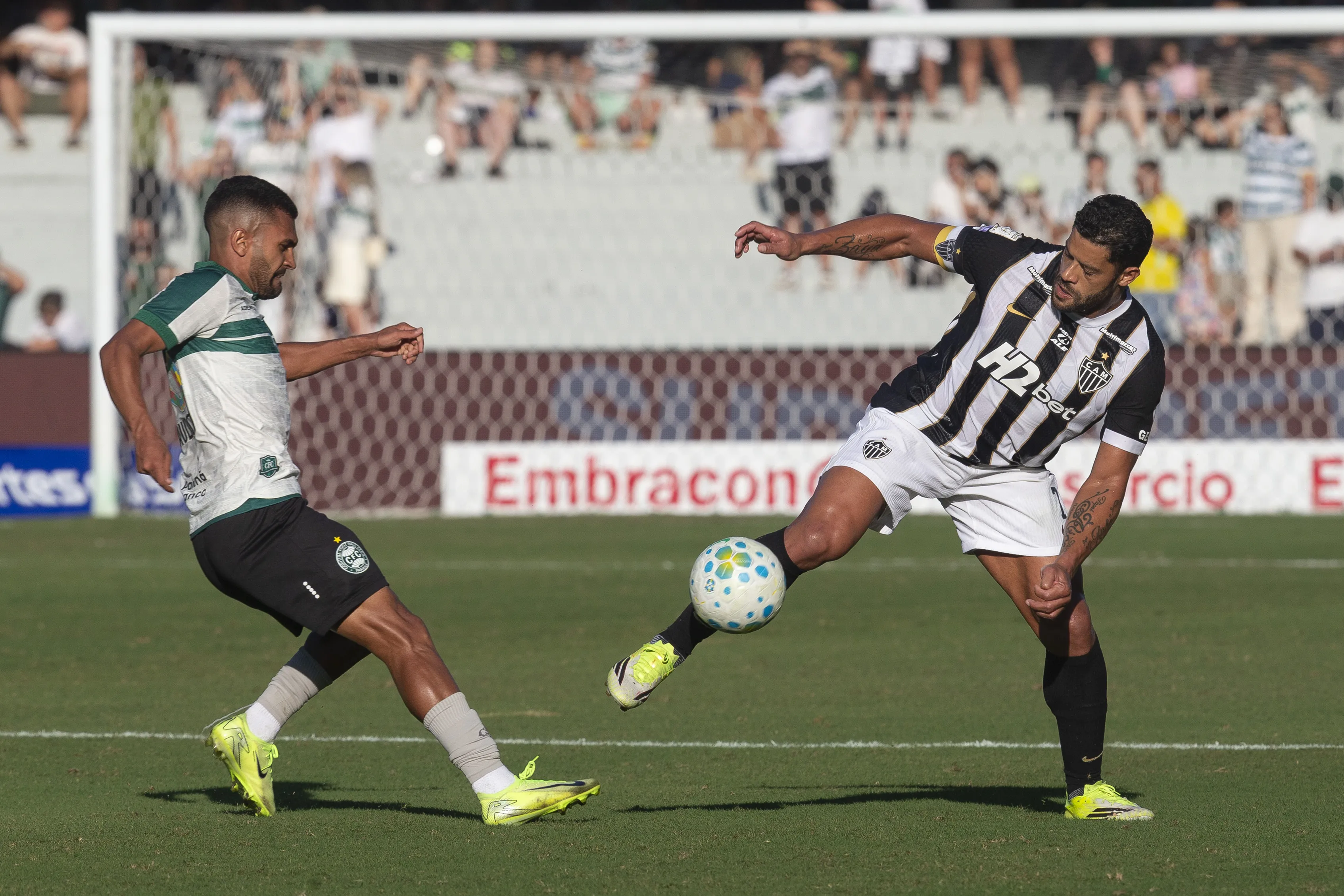 Hulk durante a partida contra o Coritiba. Foto: Hedeson Alves/AGIF