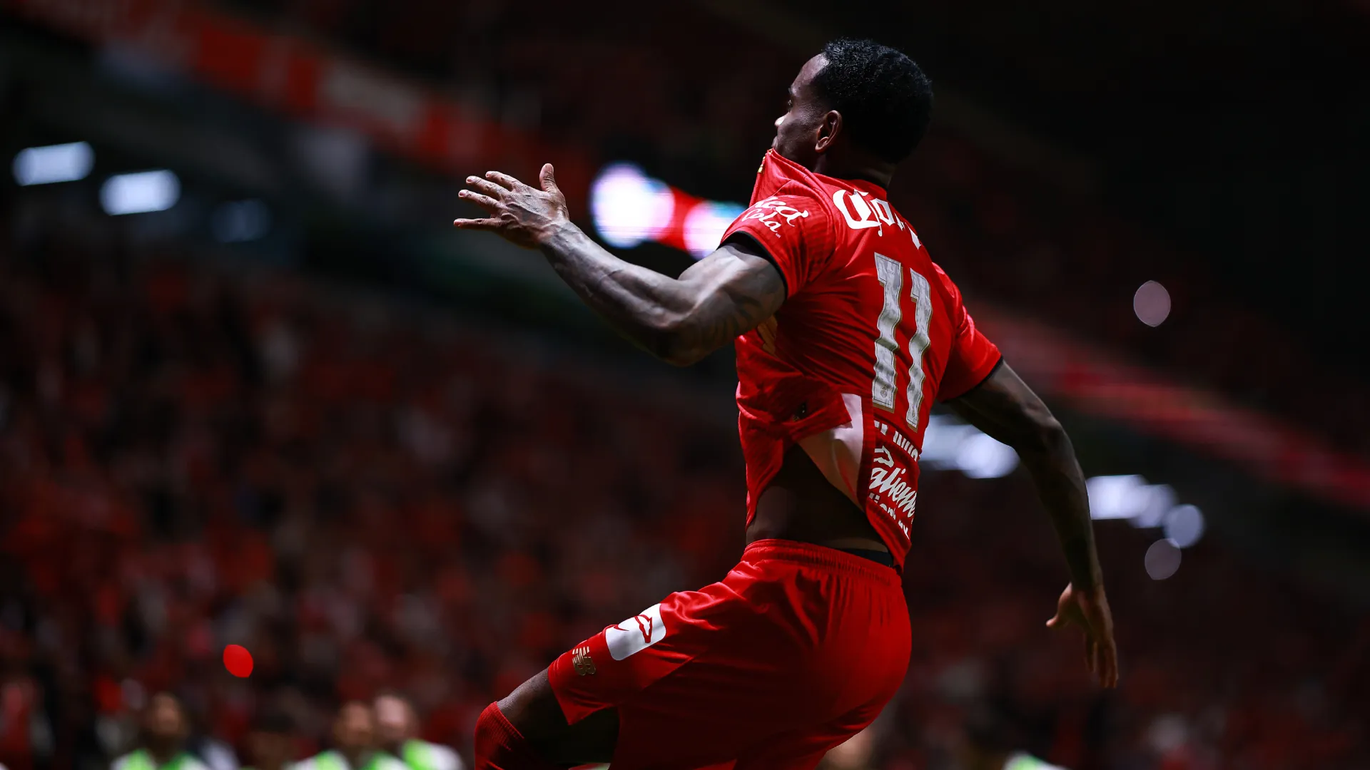 Helinho comemorando após marcar pelo Toluca – Foto: Manuel Velasquez/Getty Images