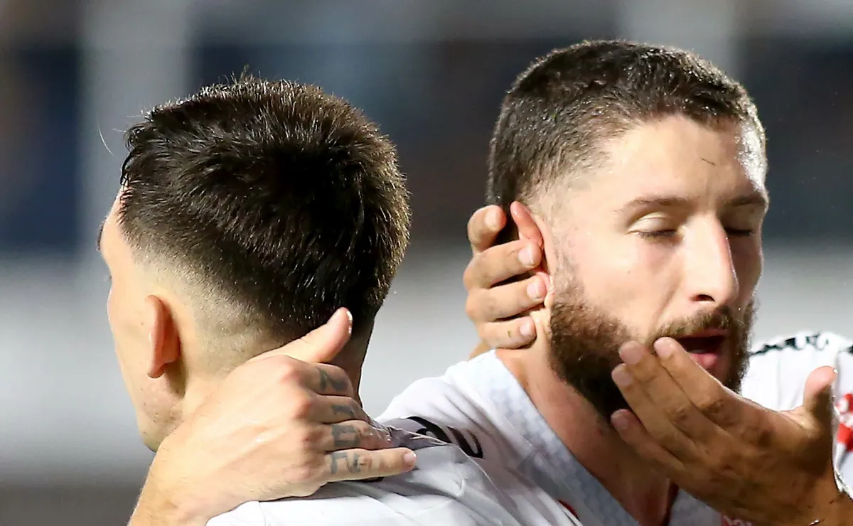 Torcida do Santos monta lista de dispensa com Mayke, Zé Rafael, Escobar e mais quatro jogadores