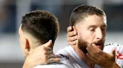 Zé Rafael comemorando gol na Vila Belmiro. Meia está em barca de saída.