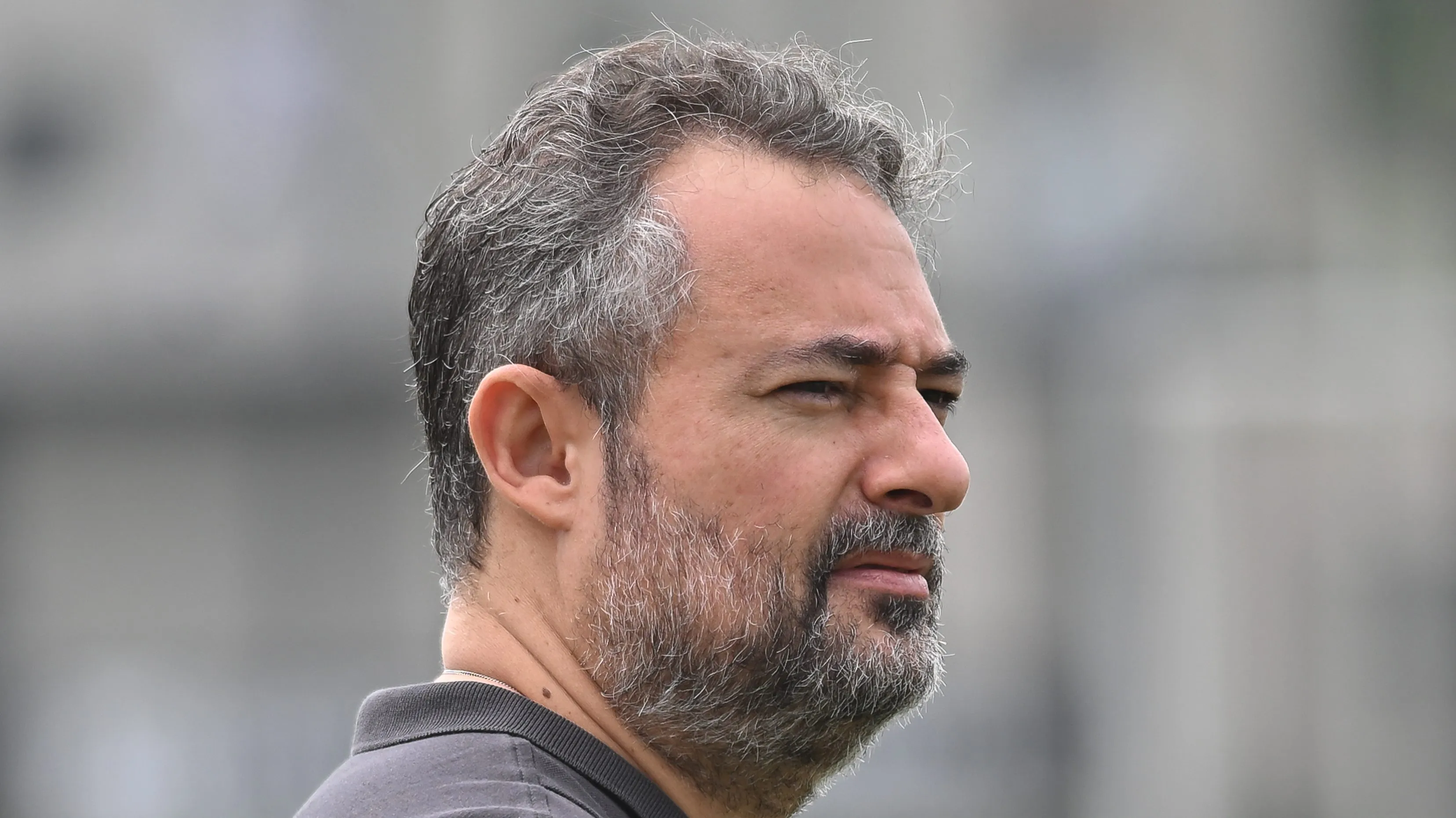 Foto: Jota Erre/AGIF – Mattos, diretor do Santos, não descarta mudanças no elenco.