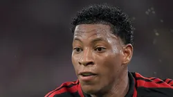 Plata em campo com a camisa do Fla. Saída perde força.