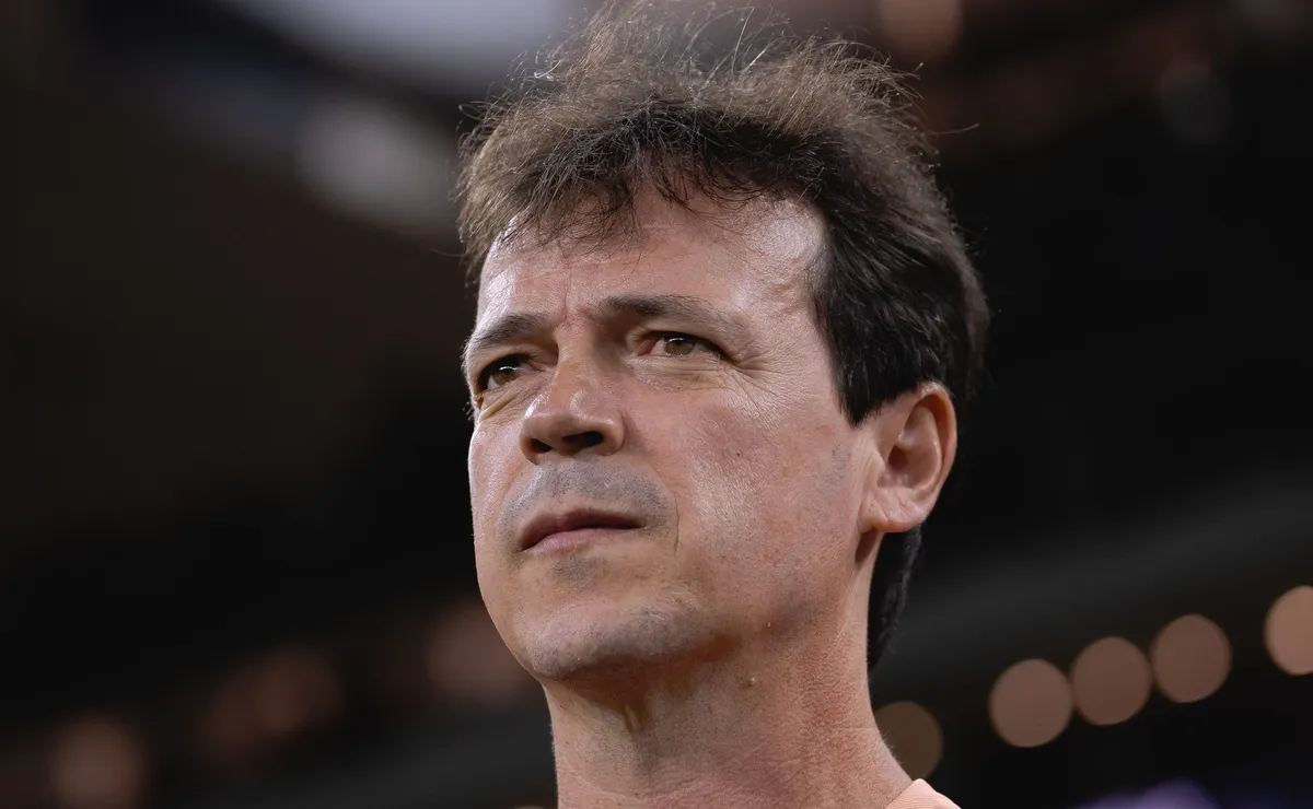 Diniz representa ‘desvalorização’ após receber menos que Dorival, mas torcida acredita: “Outro patamar”