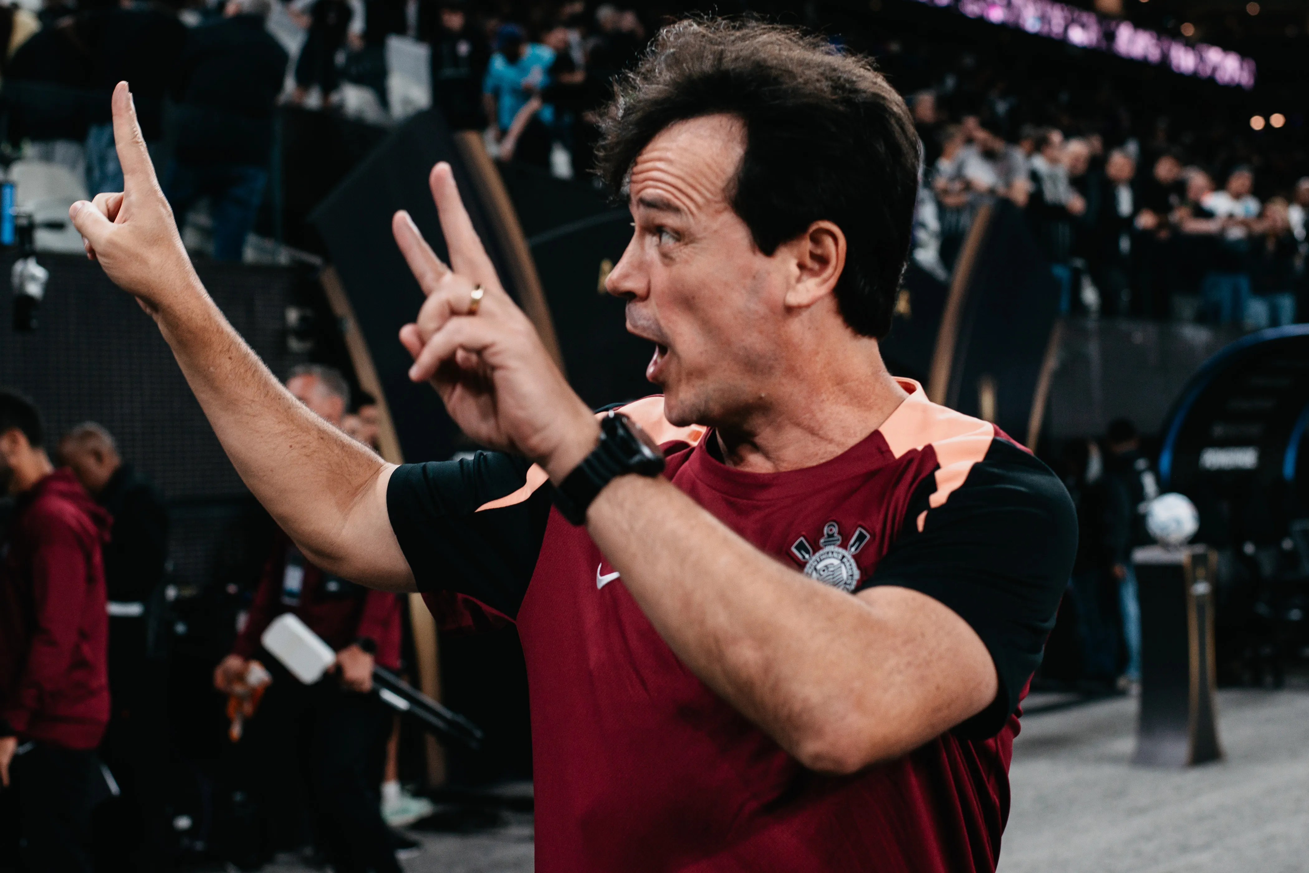 SP – SÃO PAULO – 15/04/2026 – COPA LIBERTADORES 2026, CORINTHIANS X SANTA FE – Fernando Diniz técnico do Corinthians durante partida contra o Santa Fe no estádio Arena Corinthians pelo campeonato Copa Libertadores 2026. Foto: Guilherme Veiga/RP FOTOPRESS/AGIF