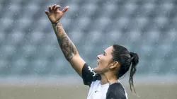 Gabi Zanotti com as Brabas. Foto: Marco Miatelo/AGIF