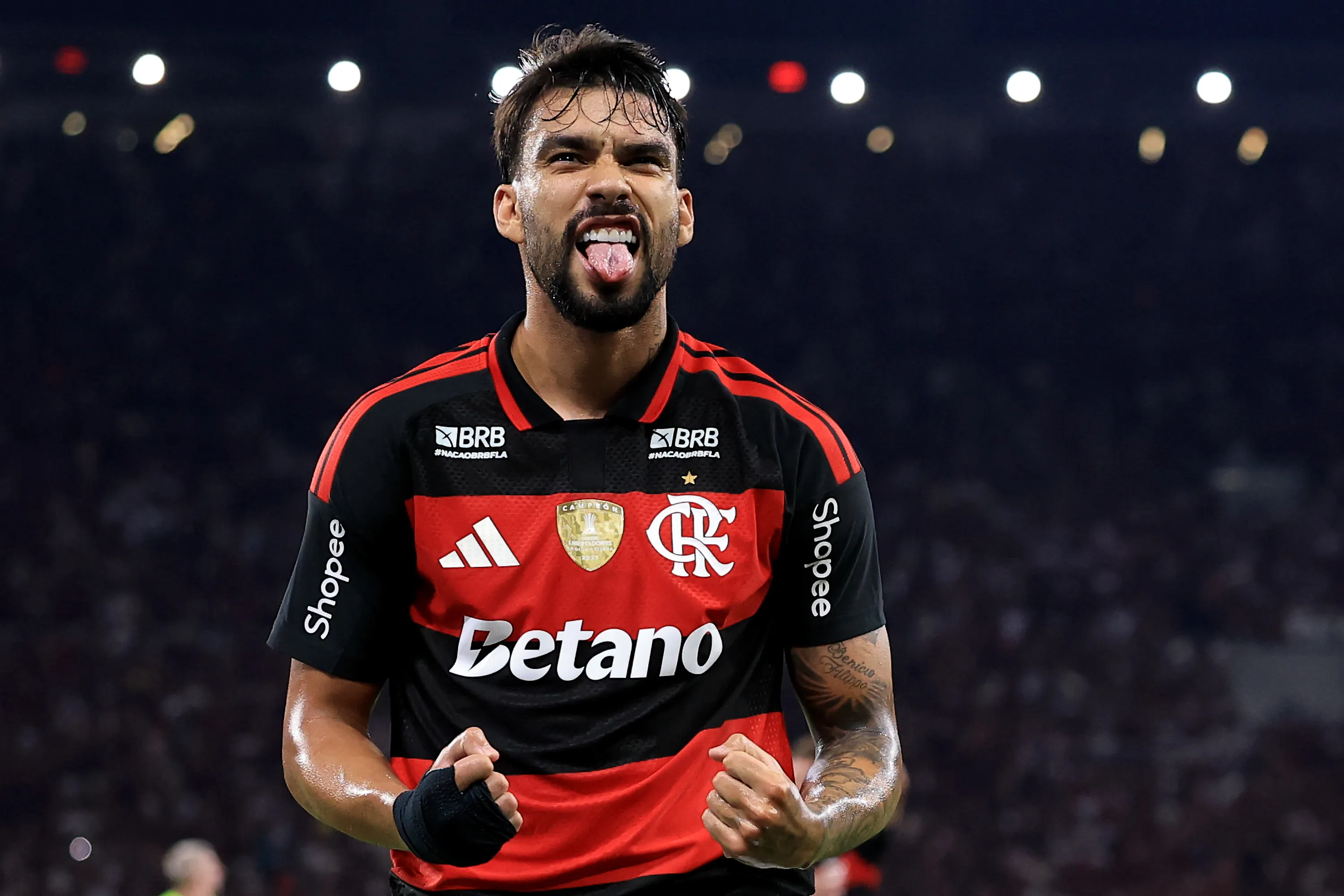 Lucas Paquetá não constou na última lista de Ancelotti, mas teve seu nome confirmado no álbum oficial da Copa – Foto: Buda Mendes/Getty Images