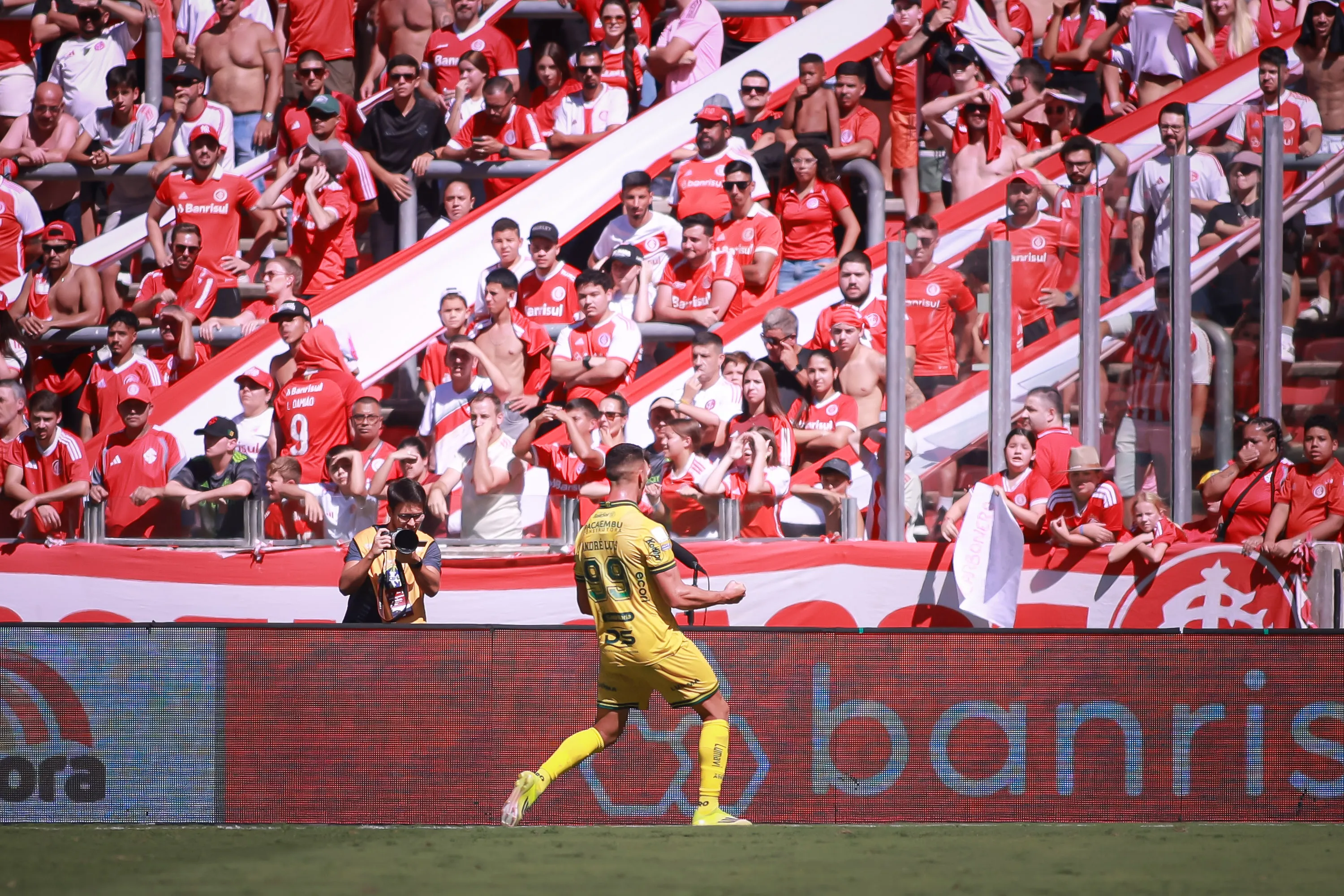 Andre Luis jogador do Mirassol comemora seu gol durante partida contra o Internacional no estadio Beira-Rio pelo campeonato Brasileiro A 2026. Foto: Maxi Franzoi/AGIF