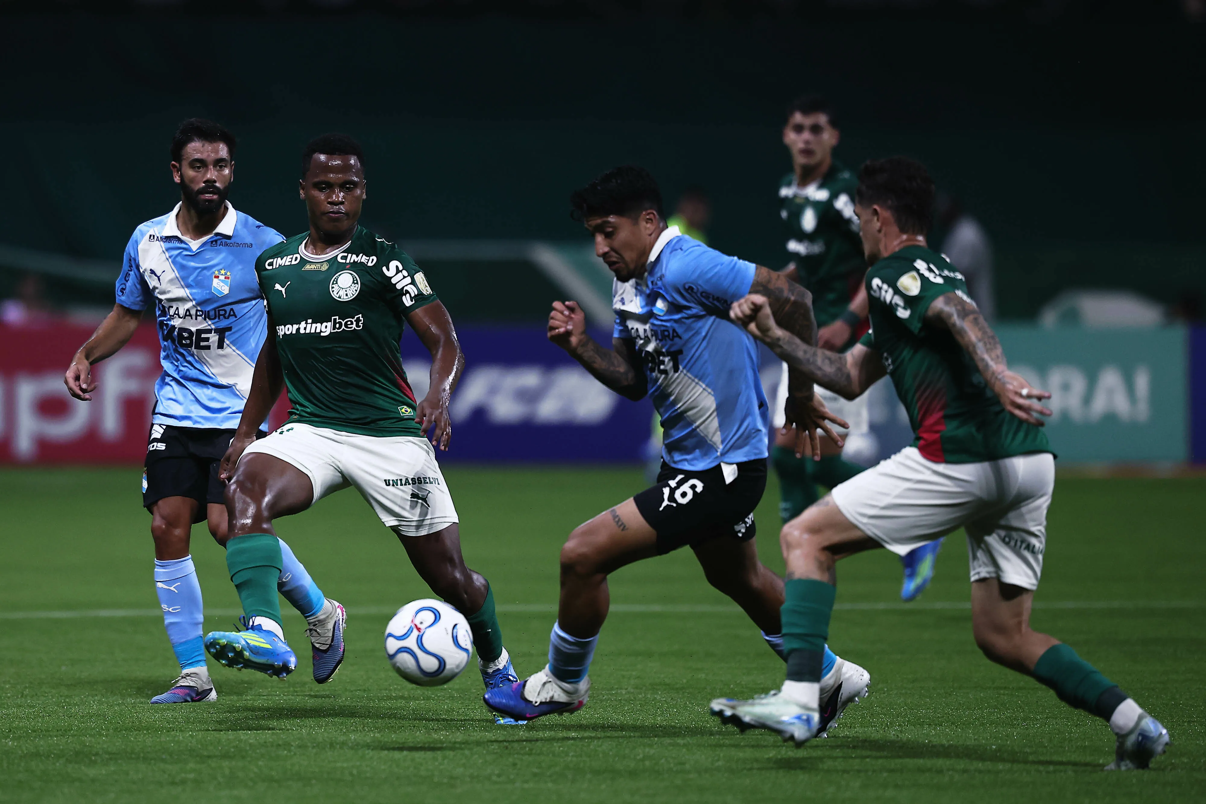 Khellven jogador do Palmeiras disputa lance com Iberico jogador do Sporting Cristal durante partida no estadio Arena Allianz Parque pelo campeonato Copa Libertadores 2026. Foto: Ettore Chiereguini/AGIF