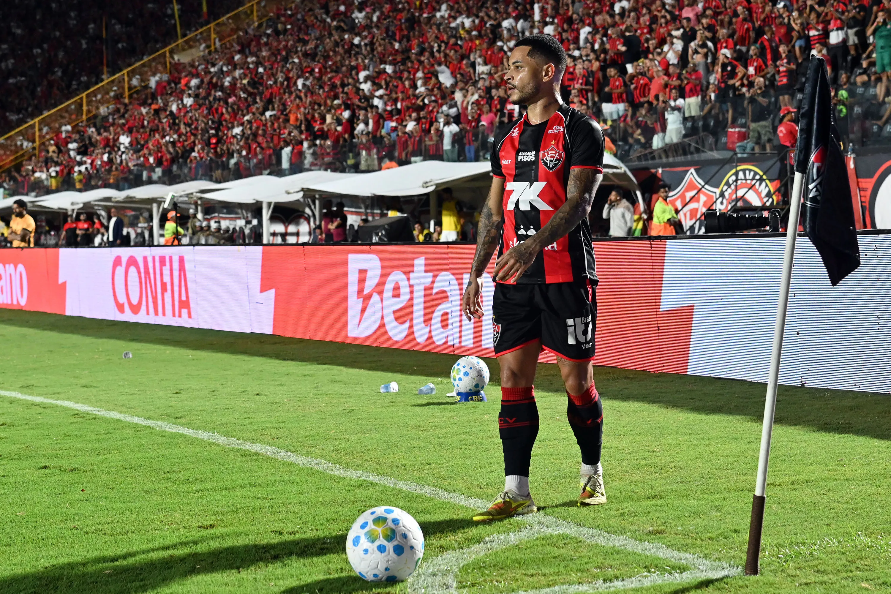 Matheuzinho jogador do Vitoria durante partida contra o Corinthians no estadio Barradao pelo campeonato Brasileiro A 2026. Foto: Walmir Cirne/AGIF