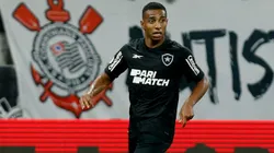 Victor Sá em partida contra o Corinthians. Photo by Ricardo Moreira/Getty Images