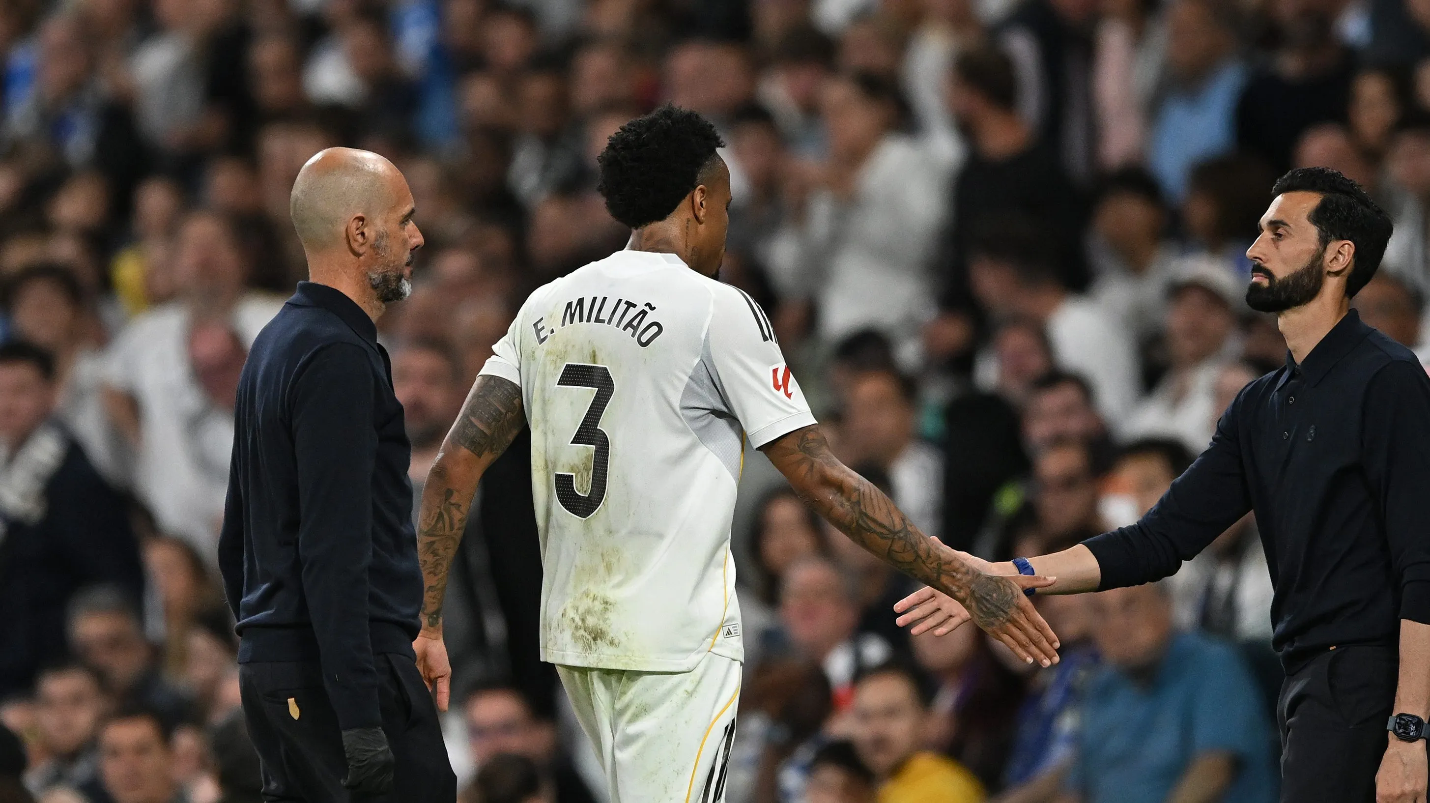 Foto: Denis Doyle/Getty Images – Camisa 3 do Real Madrid cumprimentando Arbeloa após substituição.