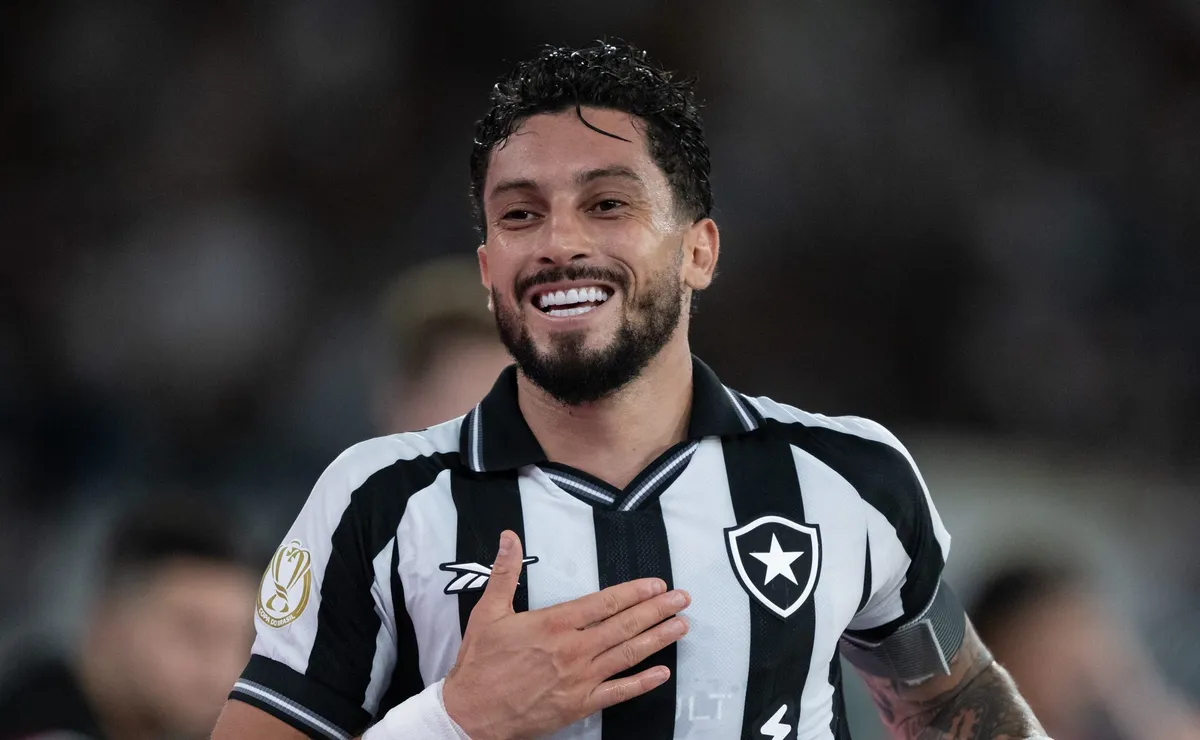 Alex Telles ‘salva’ o Botafogo com gol nos acréscimos e Glorioso sai na vantagem contra a Chapecoense