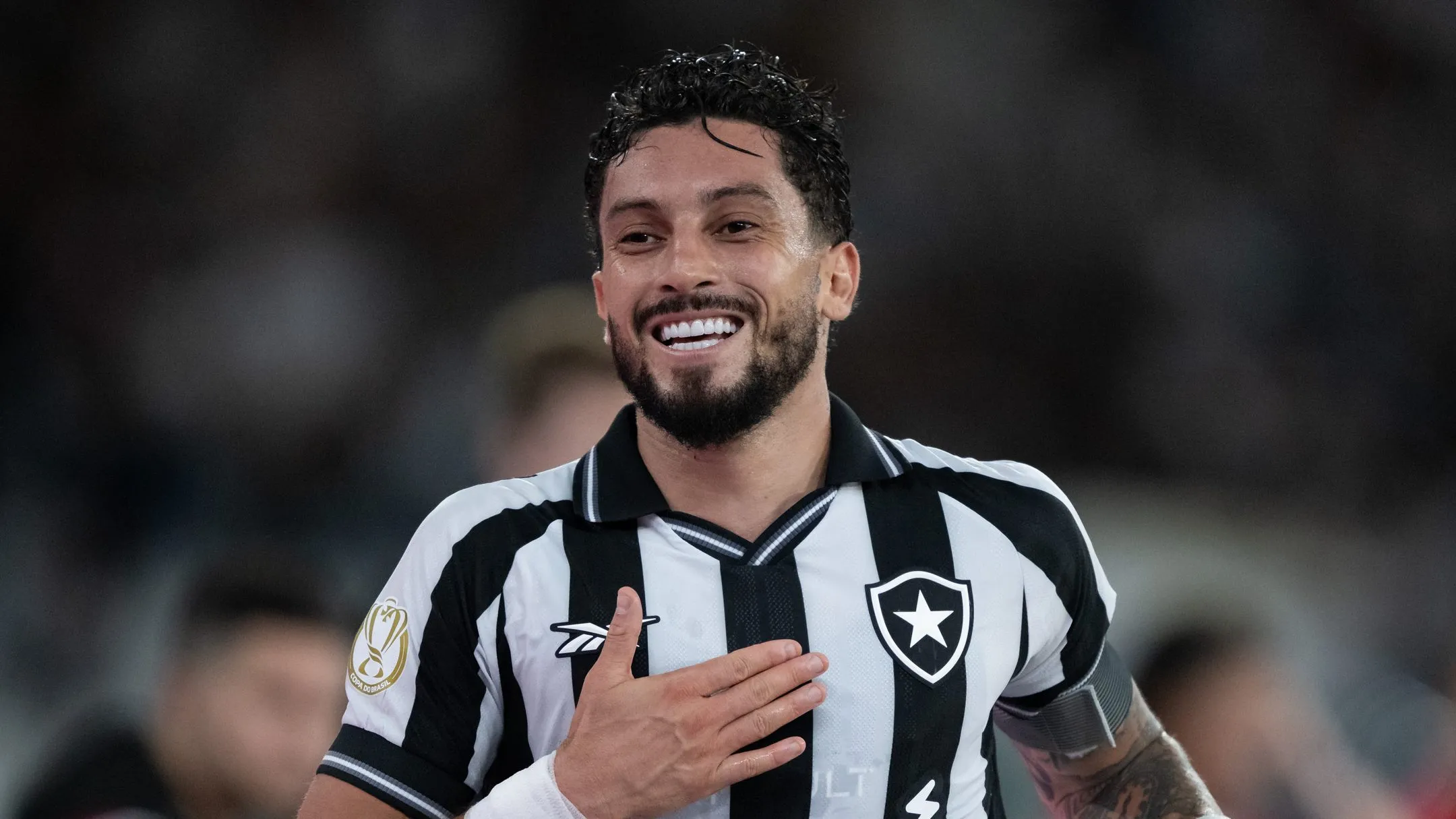Alex Telles jogador do Botafogo comemora seu gol durante partida contra o Chapecoense no estadio Engenhao pelo campeonato Copa Do Brasil 2026. Foto: Jorge Rodrigues/AGIF