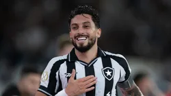 Alex Telles jogador do Botafogo comemora seu gol durante partida contra o Chapecoense no estadio Engenhao pelo campeonato Copa Do Brasil 2026. Foto: Jorge Rodrigues/AGIF