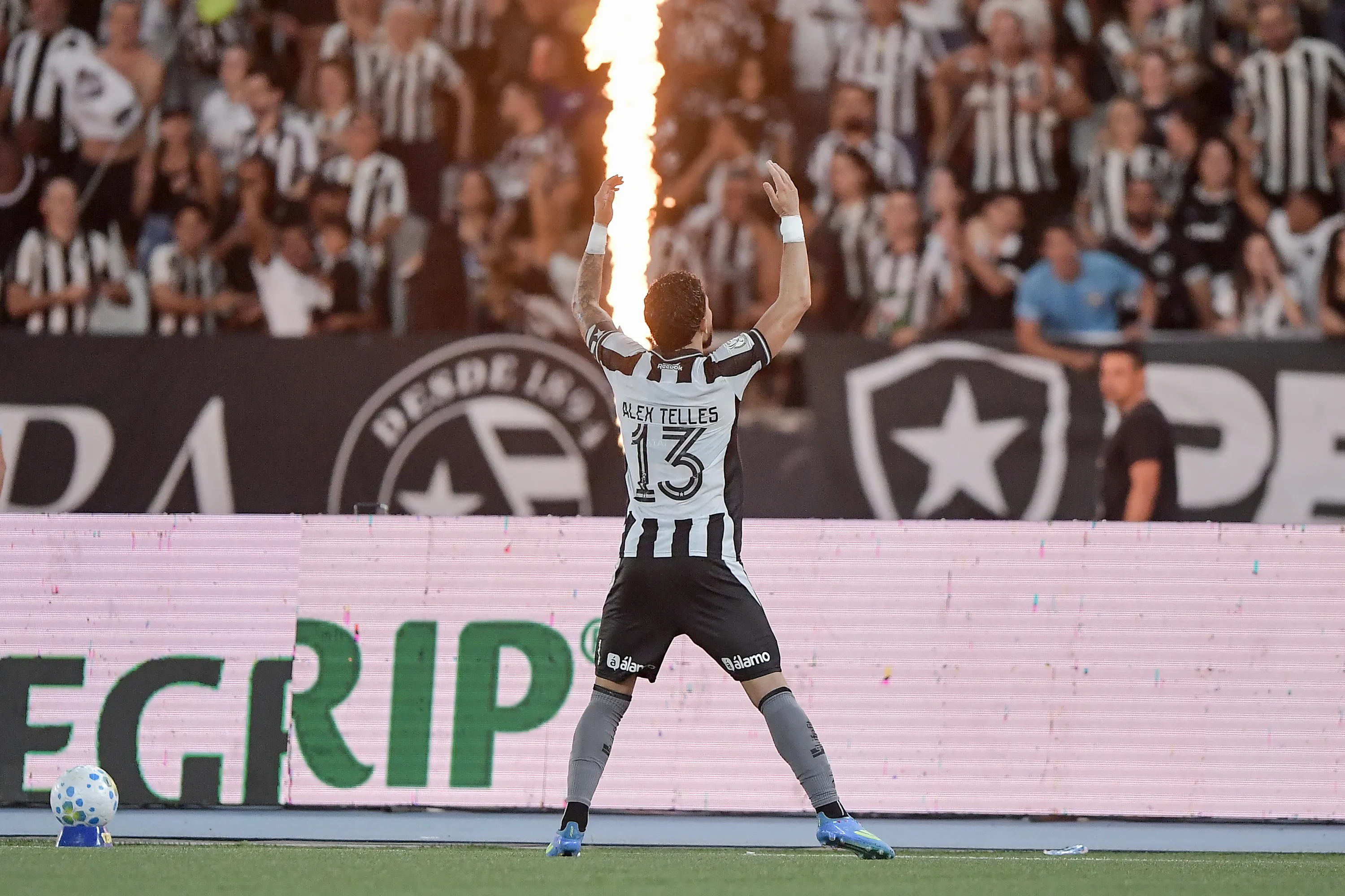 Alex Telles jogador do Botafogo comemora seu gol durante partida contra o Chapecoense no estadio Engenhao pelo campeonato Copa Do Brasil 2026. Foto: Thiago Ribeiro/AGIF