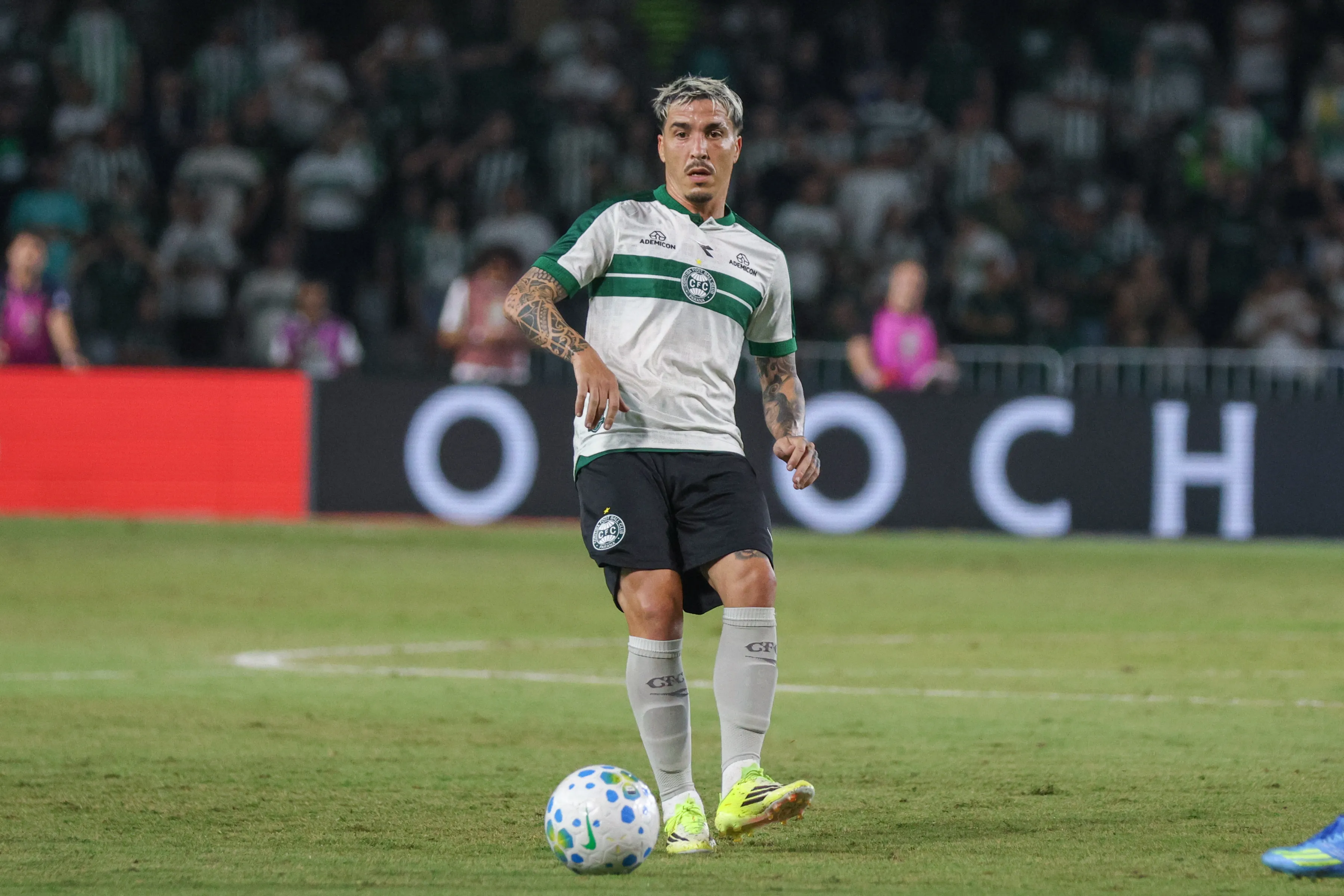 Josue jogador do Coritiba durante partida contra o Fluminense no estadio Couto Pereira pelo campeonato Brasileiro A 2026. Foto: Robson Mafra/AGIF