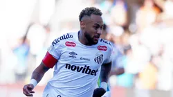 Neymar supera Josué antes de Santos x Coritiba. Foto: Mauricio De Souza/AGIF