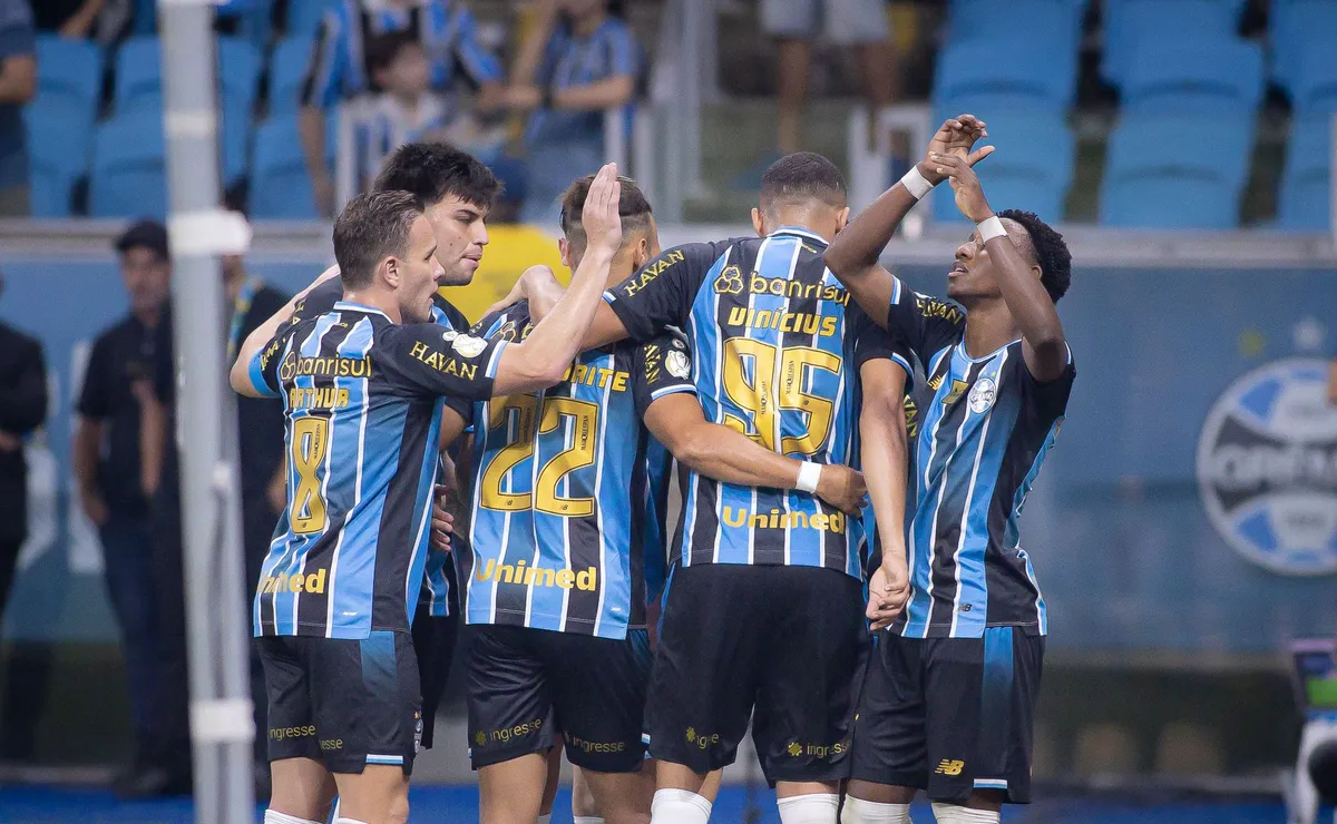 Grêmio aproveita a vantagem numérica e vence o Confiança pelo placar de 2 a 0