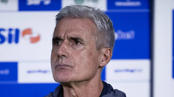 Luis Castro tecnico do Gremio durante partida contra o Palmeiras no estadio Arena Barueri pelo campeonato Brasileiro A 2026. Foto: Ettore Chiereguini/AGIF