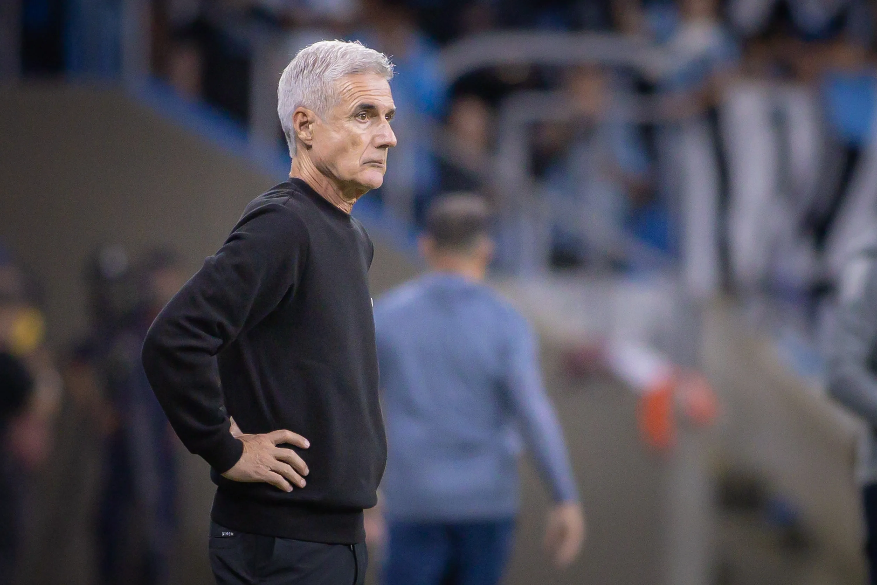RS – PORTO ALEGRE – 05/04/2026 – BRASILEIRO A 2026, GREMIO X REMO – Luis Castro tecnico do Gremio durante partida contra o Remo no estadio Arena do Gremio pelo campeonato Brasileiro A 2026. Foto: Maxi Franzoi/AGIF