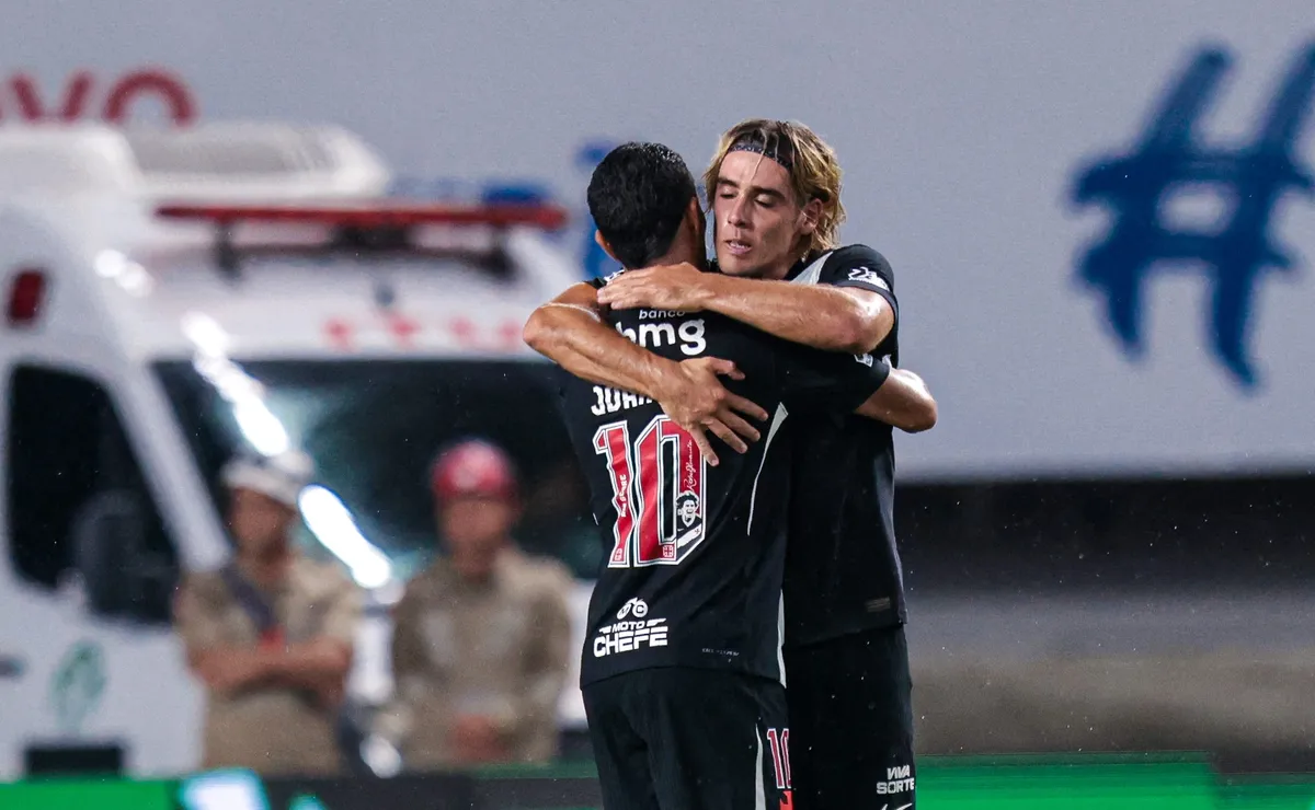 Spinelli marca duas vezes e ajuda o Vasco a abrir vantagem diante do Paysandu, na Copa do Brasil