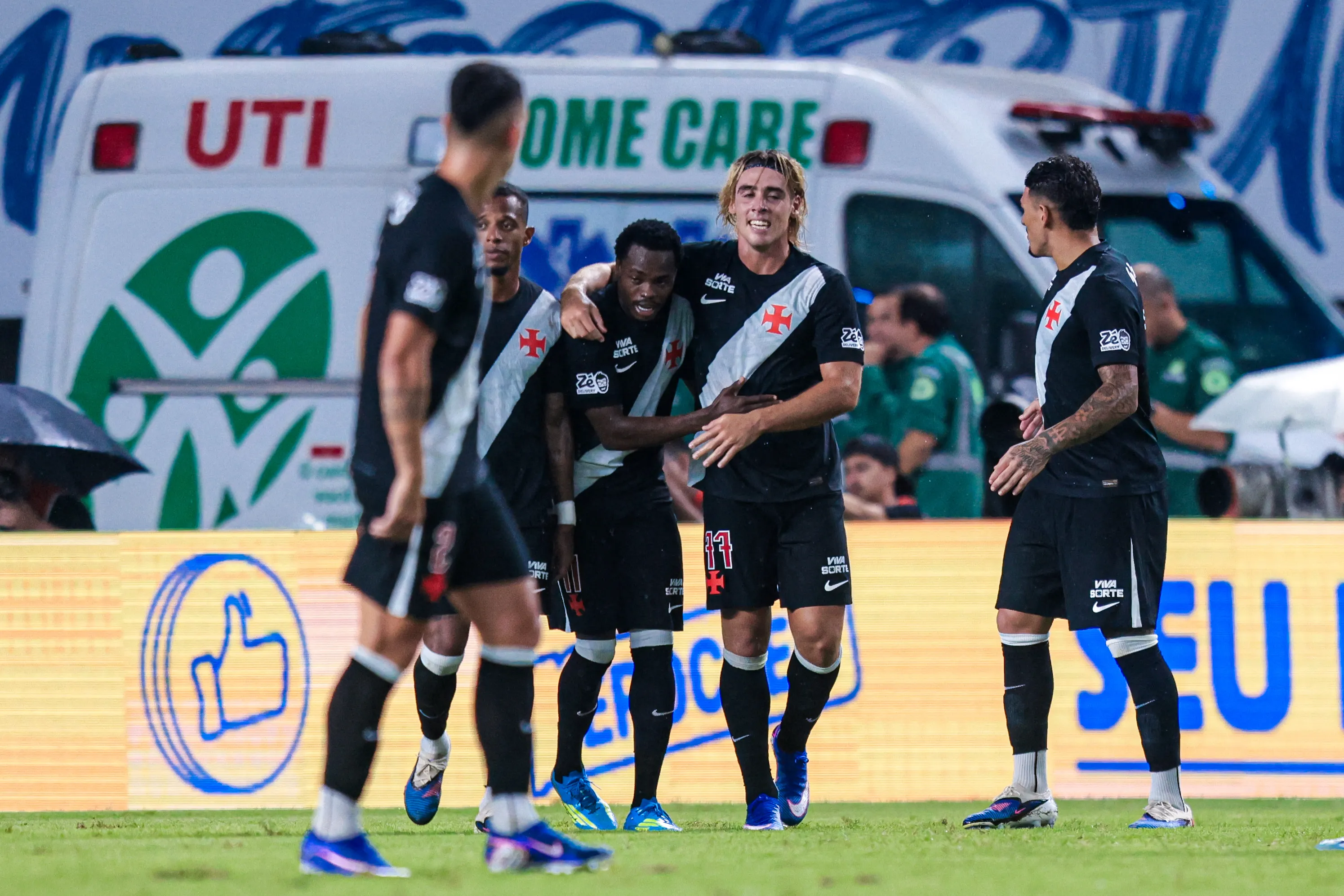 Vasco sai na frente no confronto. Foto: Fernando Torres/AGIF