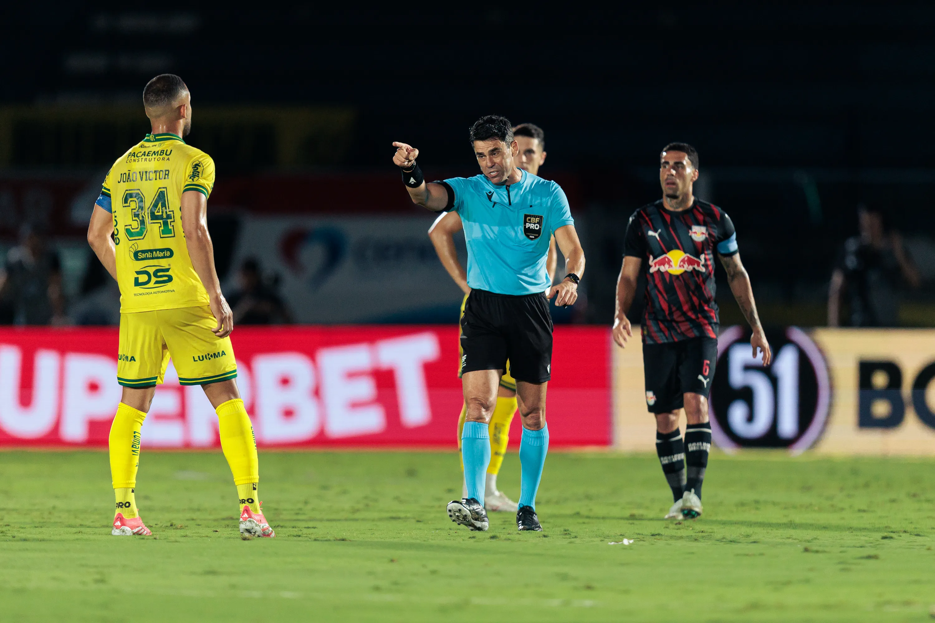 O árbitro Flávio Rodrigues de Souza durante partida entre Mirassol e Bragantino no estádio Jose Maria de Campos Maia pelo campeonato Brasileiro A 2026. Foto: Rapha Marques/RP FOTOPRESS/AGIF