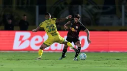 Igor Formiga jogador do Mirassol disputa lance com Juninho Capixaba jogador do Bragantino. Foto: Rapha Marques/RP FOTOPRESS/AGIF