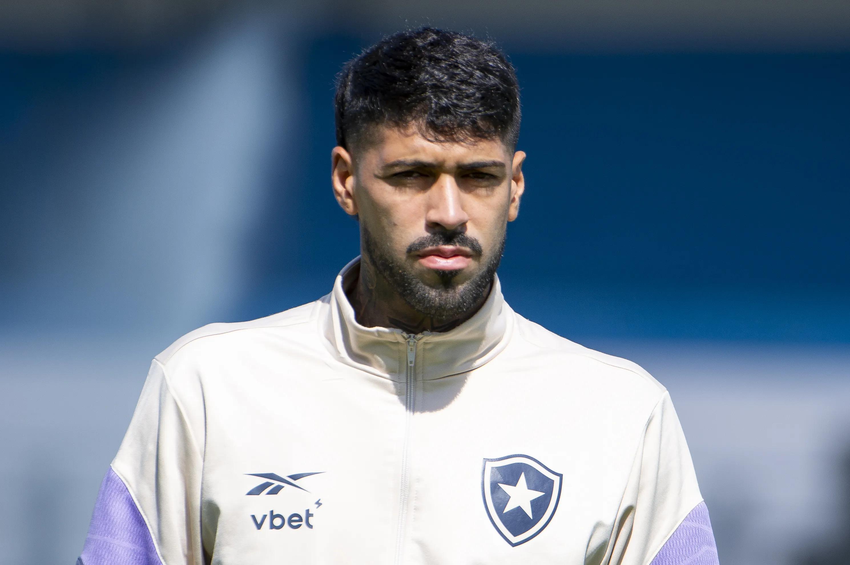 Alexander Barboza jogador do Botafogo durante chegada da equipe para partida contra o Bragantino no estadio Cicero De Souza Marques pelo campeonato Brasileiro A 2026. Foto: Anderson Romao/AGIF