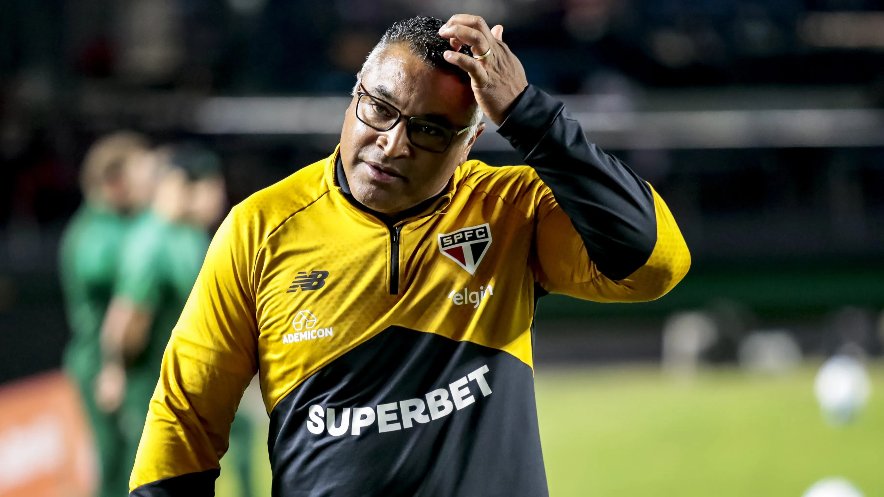 Roger Machado ganhou defesa inusitada de diretor do Tricolor – Foto: Marco Miatelo/AGIF