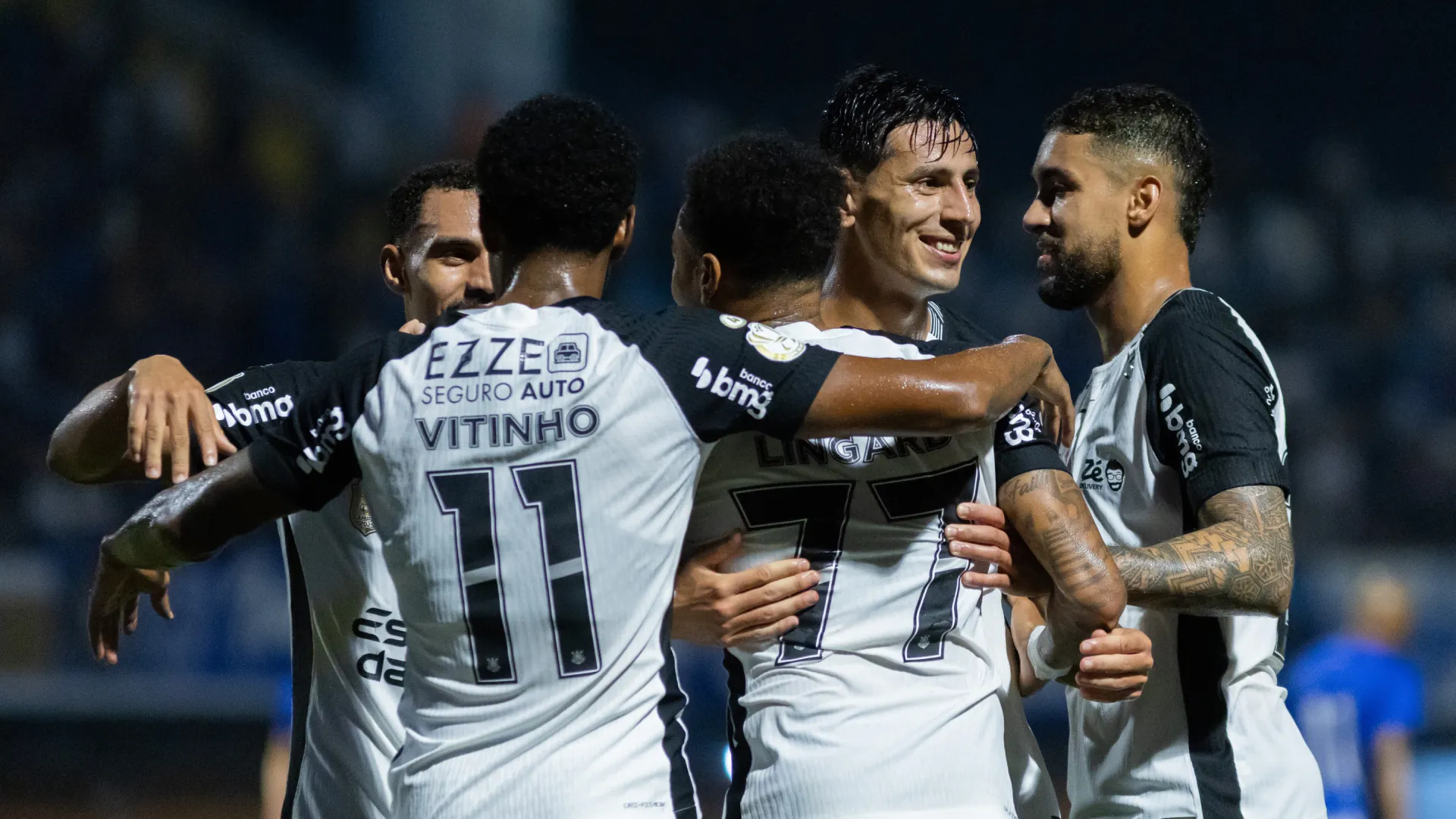Jogadores do Corinthians vibrando com Lingard – Foto: Thiago Vasconcelos Dos Santos/AGIF