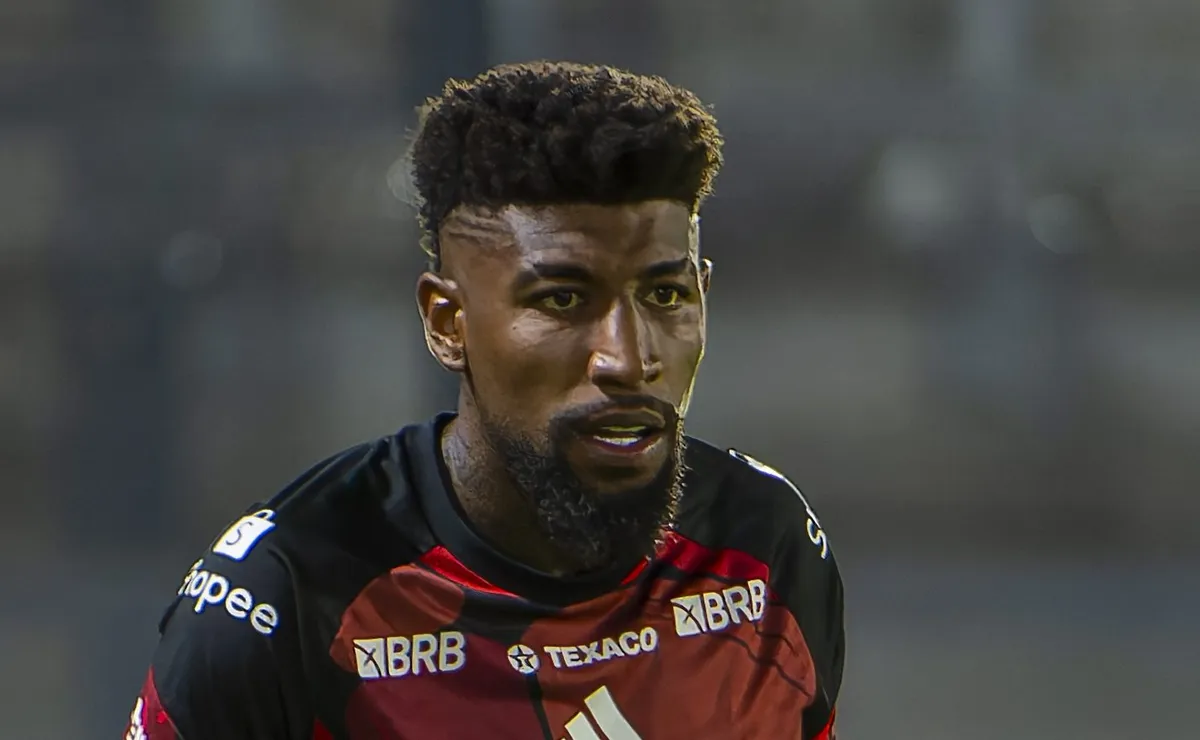 Emerson Royal projeta Flamengo x Vitória pela Copa do Brasil e admite obsessão por títulos