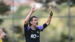 Eduardo Domínguez durante treino na Cidade do Galo