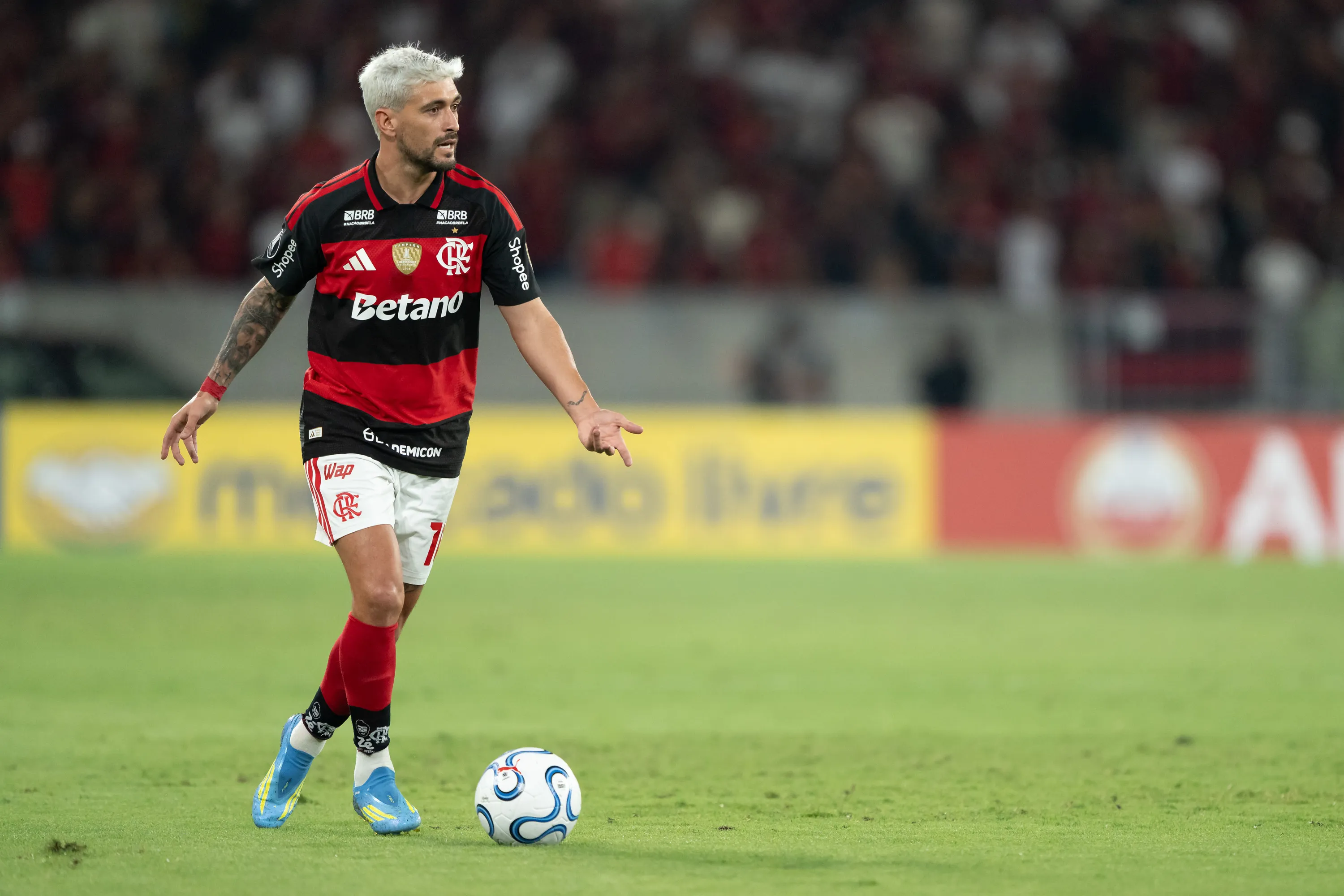 Arrascaeta durante partida pelo Flamengo. Foto: Jorge Rodrigues/AGIF