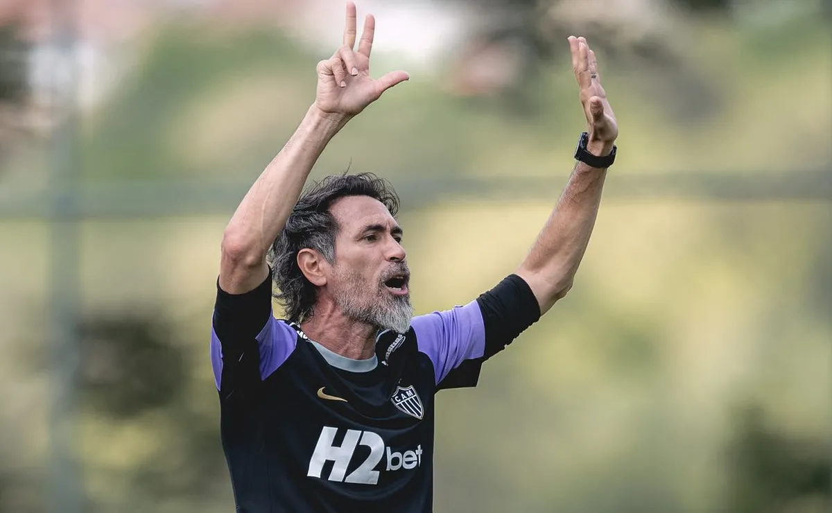 Eduardo Domínguez descarta Vitão e futuro do zagueiro ganha rumo inesperado no Atlético-MG