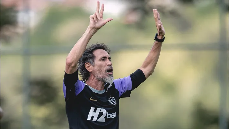 Eduardo Domínguez em treino na Cidade do Galo - Foto: Pedro Souza / Atlético