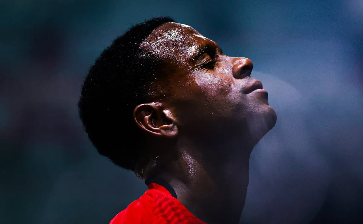 Toluca emite comunicado após Helinho, ex-São Paulo, sofrer com insultos racistas e assédio no México