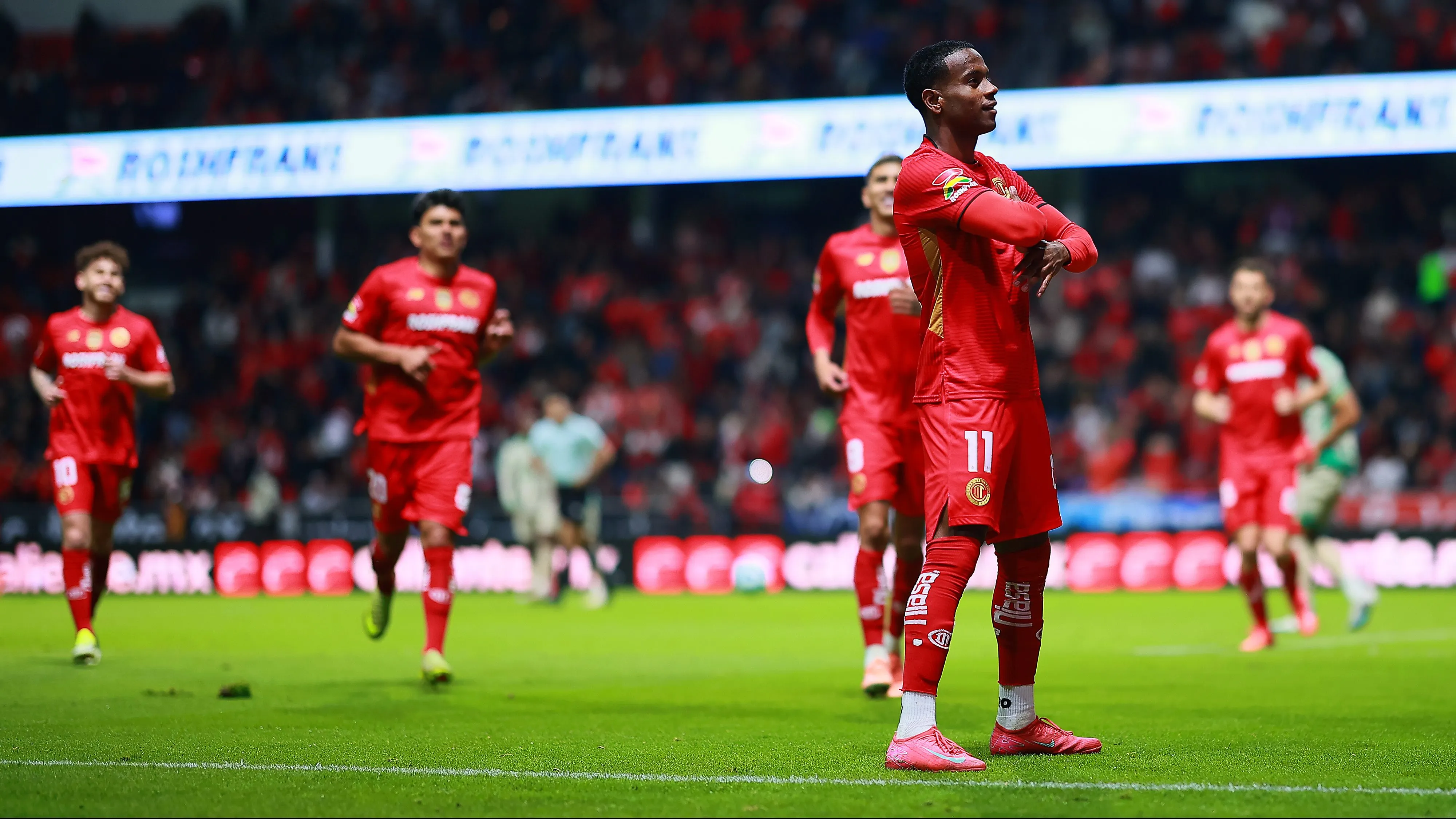 Helinho vive boa fase no México - (Photo by Manuel Velasquez/Getty Images).