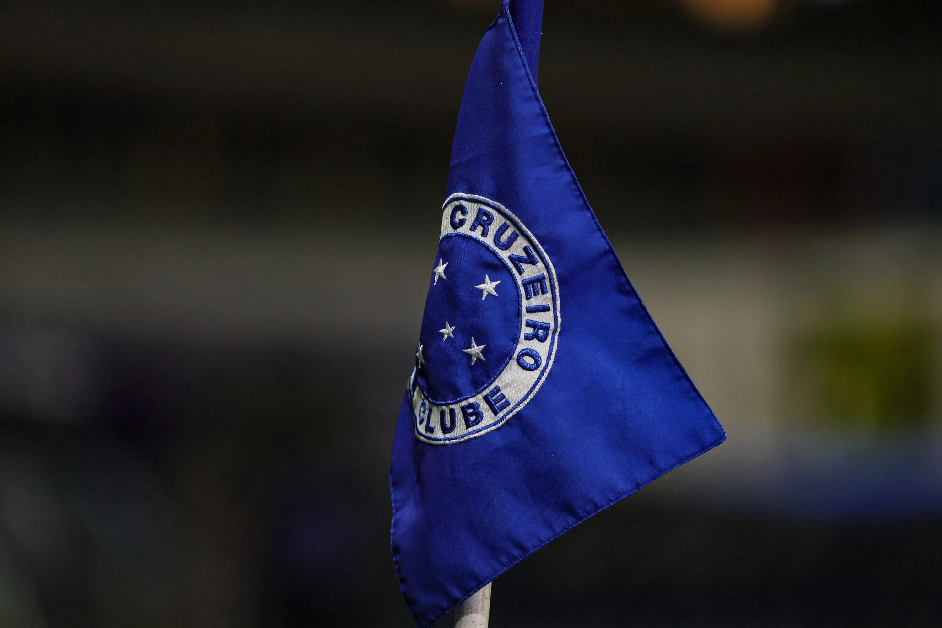 MG – BELO HORIZONTE – 18/04/2026 – BRASILEIRO A 2026, CRUZEIRO X GREMIO – Bandeira do Cruzeiro no estadio Mineirao para partida entre Cruzeiro e Gremio pelo campeonato Brasileiro A 2026. Foto: Gilson Lobo/AGIF