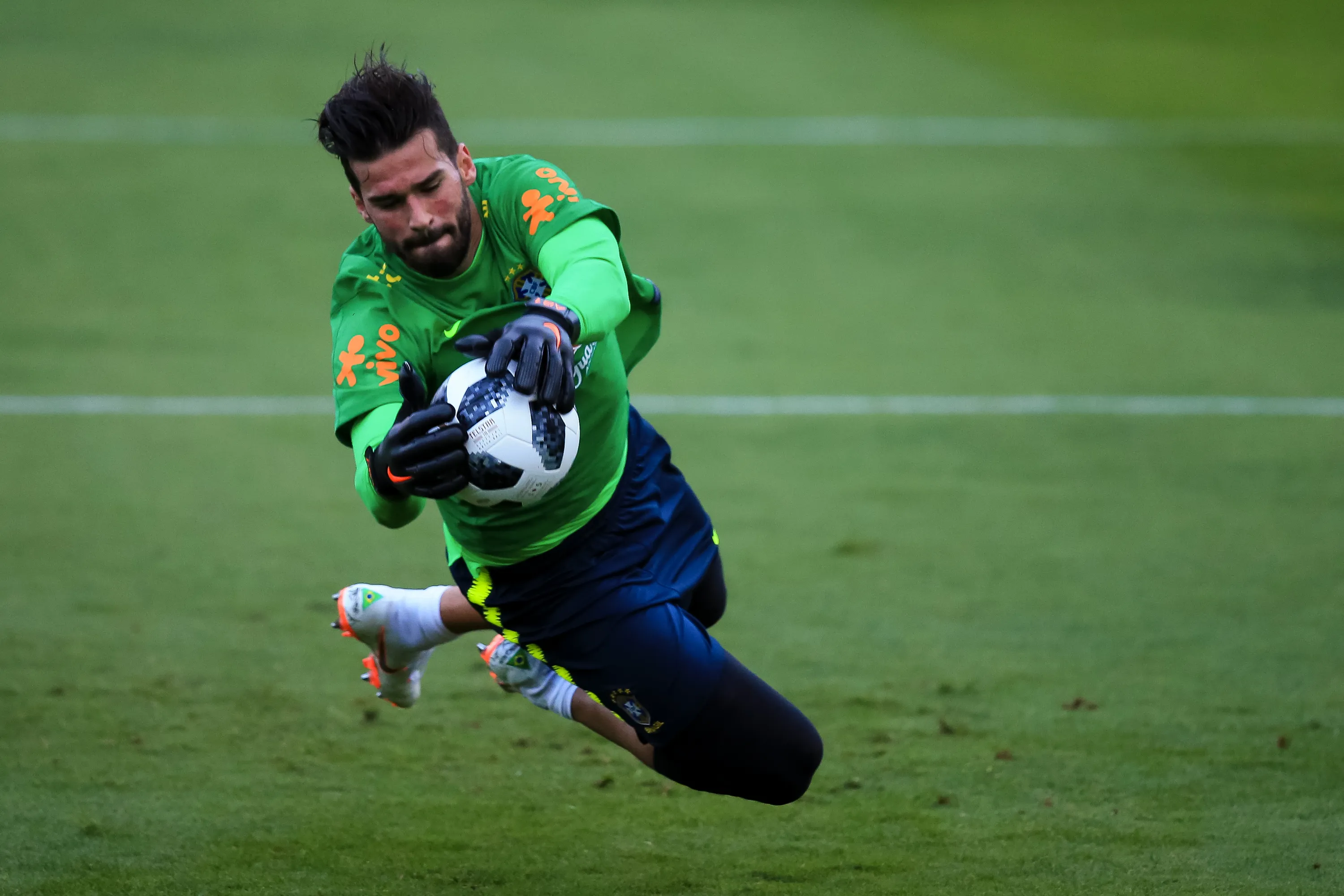 Alisson está no futebol europeu desde 2016 e vai para sua 3ª Copa do Mundo como titular da Seleção Brasileira – Foto: Buda Mendes/Getty Images