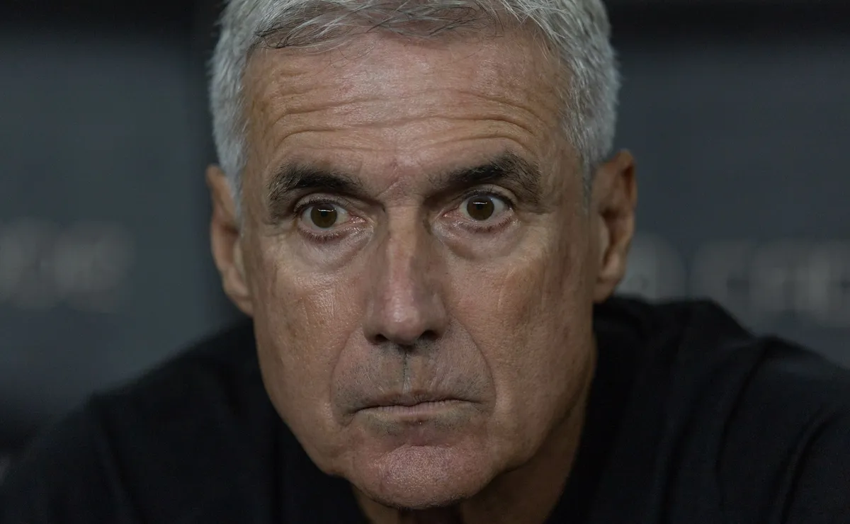 Luís Castro considera barrar Pavón no Grêmio após queda de rendimento na lateral-direita