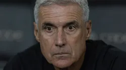 Luís Castro pode fazer mudança no time.