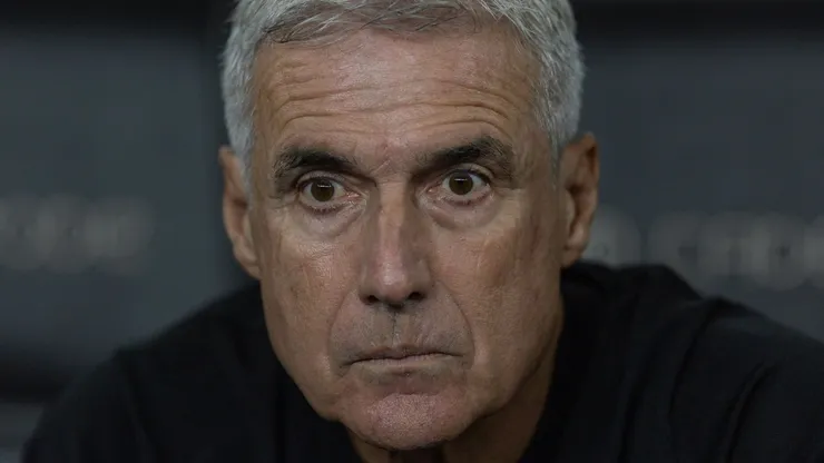 Luís Castro pode fazer mudança no time.