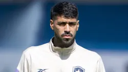 Alexander Barboza jogador do Botafogo durante chegada da equipe para partida contra o Bragantino no estadio Cicero De Souza Marques pelo campeonato Brasileiro A 2026.