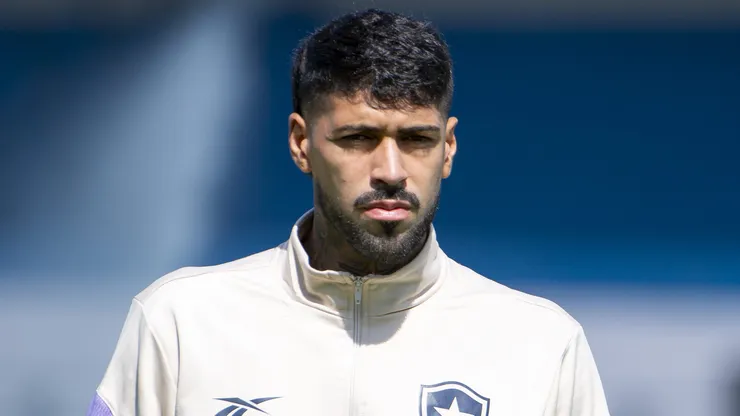 Alexander Barboza jogador do Botafogo durante chegada da equipe para partida contra o Bragantino no estadio Cicero De Souza Marques pelo campeonato Brasileiro A 2026.